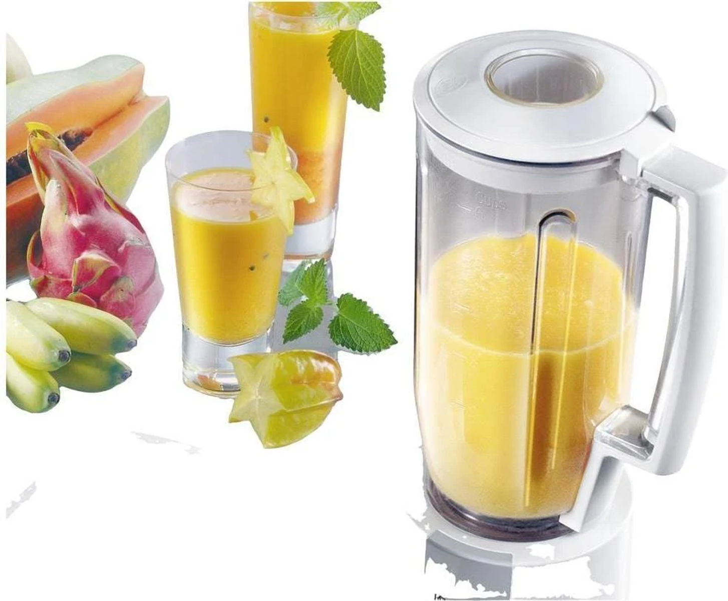 Een blender met een volle kan sinaasappelsap, met sap en fruitschijfjes eromheen.