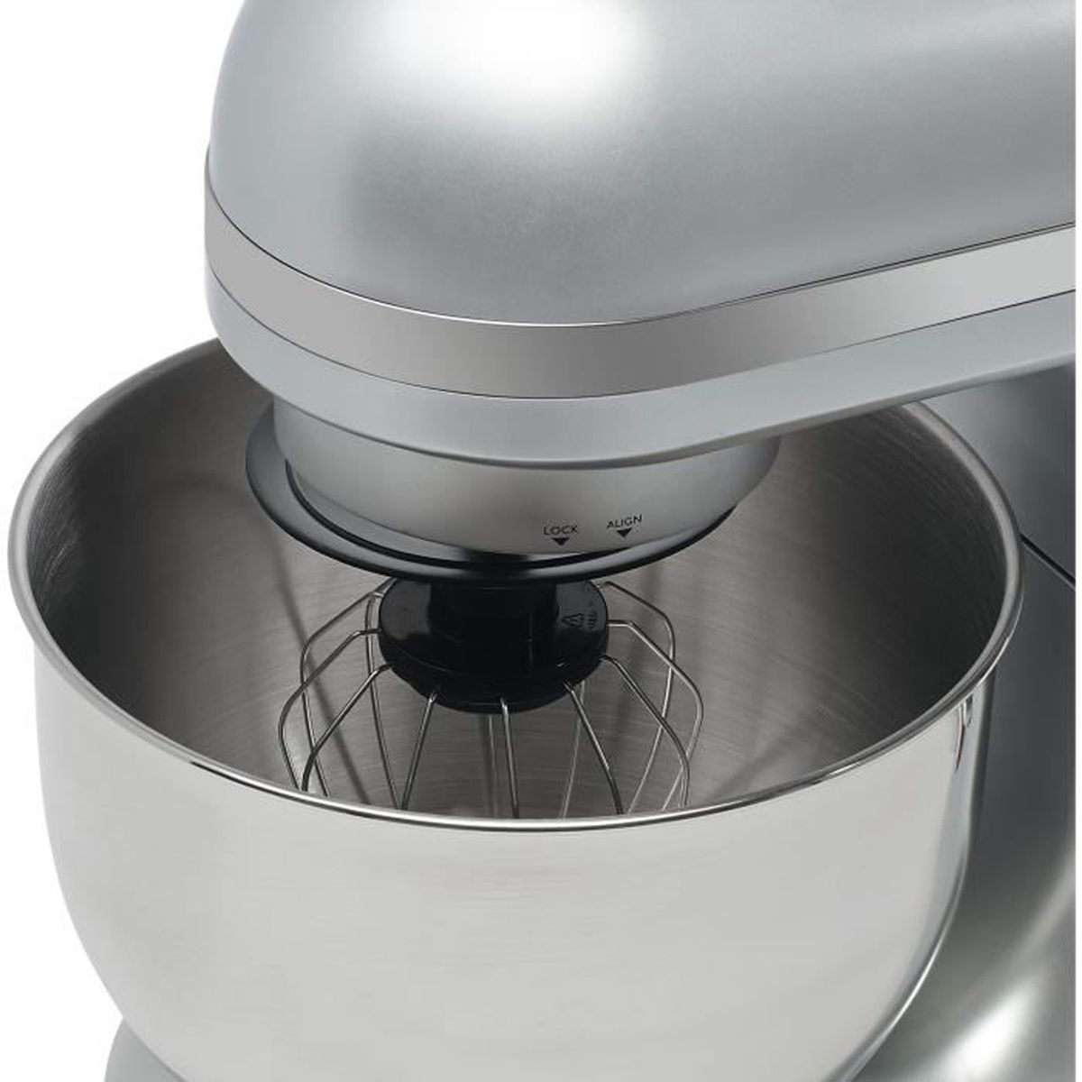 Mixer da tavolo argentato con ciotola e frusta. Primo piano.