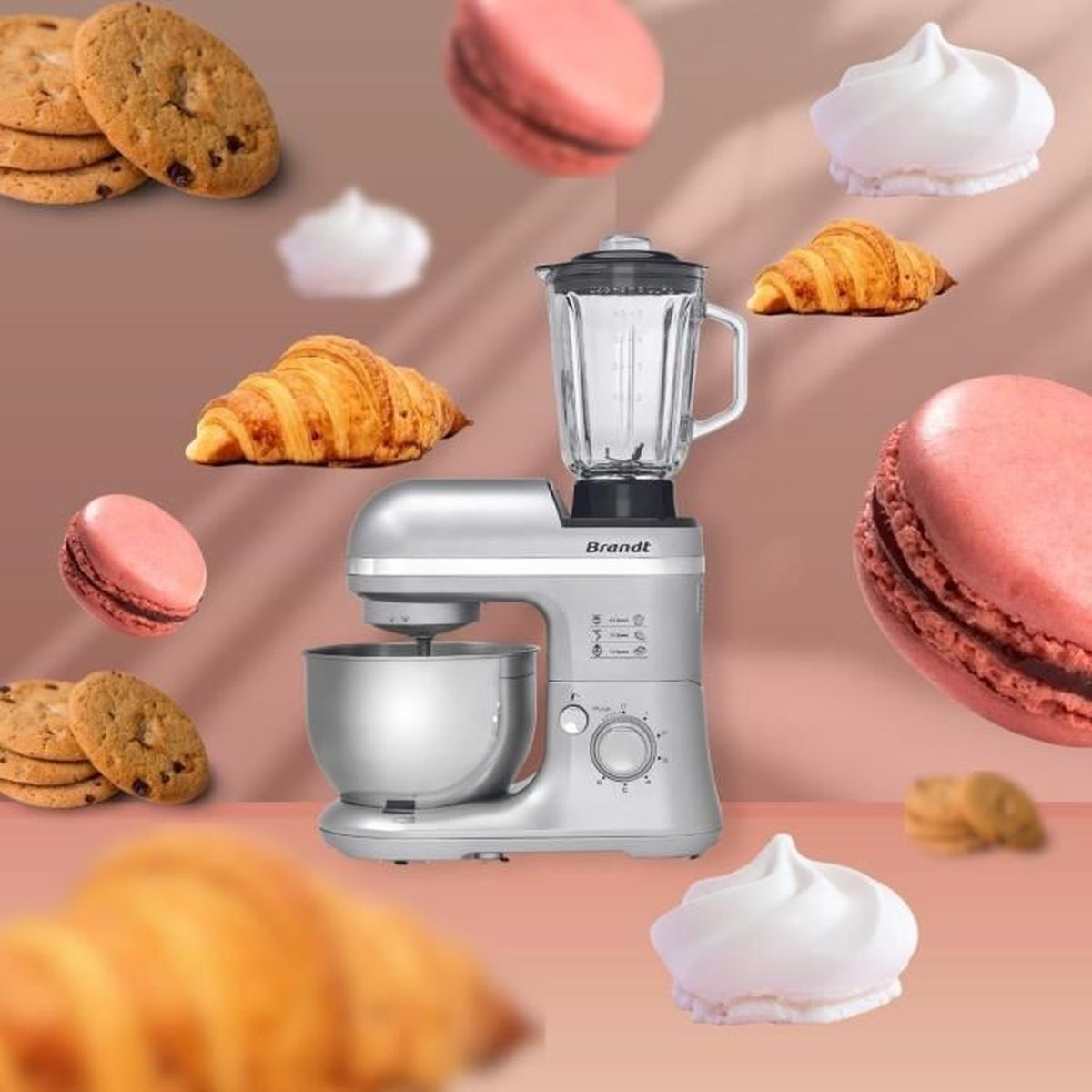 Impastatrice Brandt argentata con croissant, biscotti, macarons e meringhe fluttuanti.