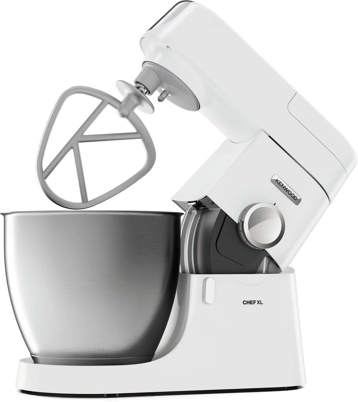 Ein weißer Kenwood Chef XL Mixer mit einer silbernen Rührschüssel und Aufsatz.