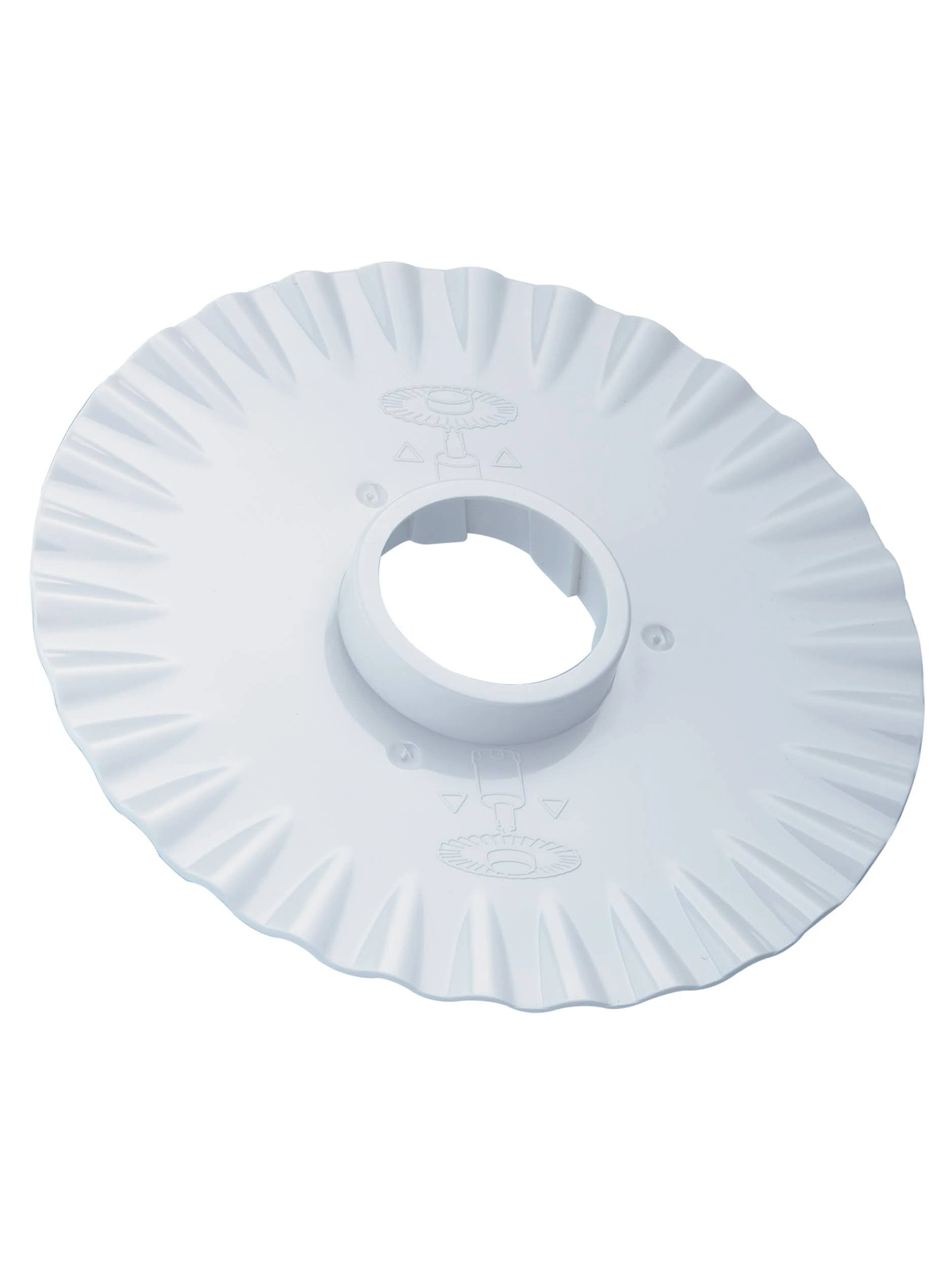 Tapa de plástico circular, blanca y con volantes, con un orificio central y un anillo elevado.
