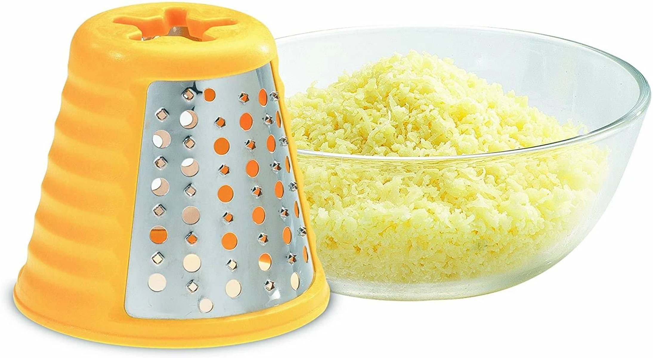 Grattugia per formaggio gialla con superficie in acciaio inox. Una ciotola di vetro con formaggio grattugiato a destra.