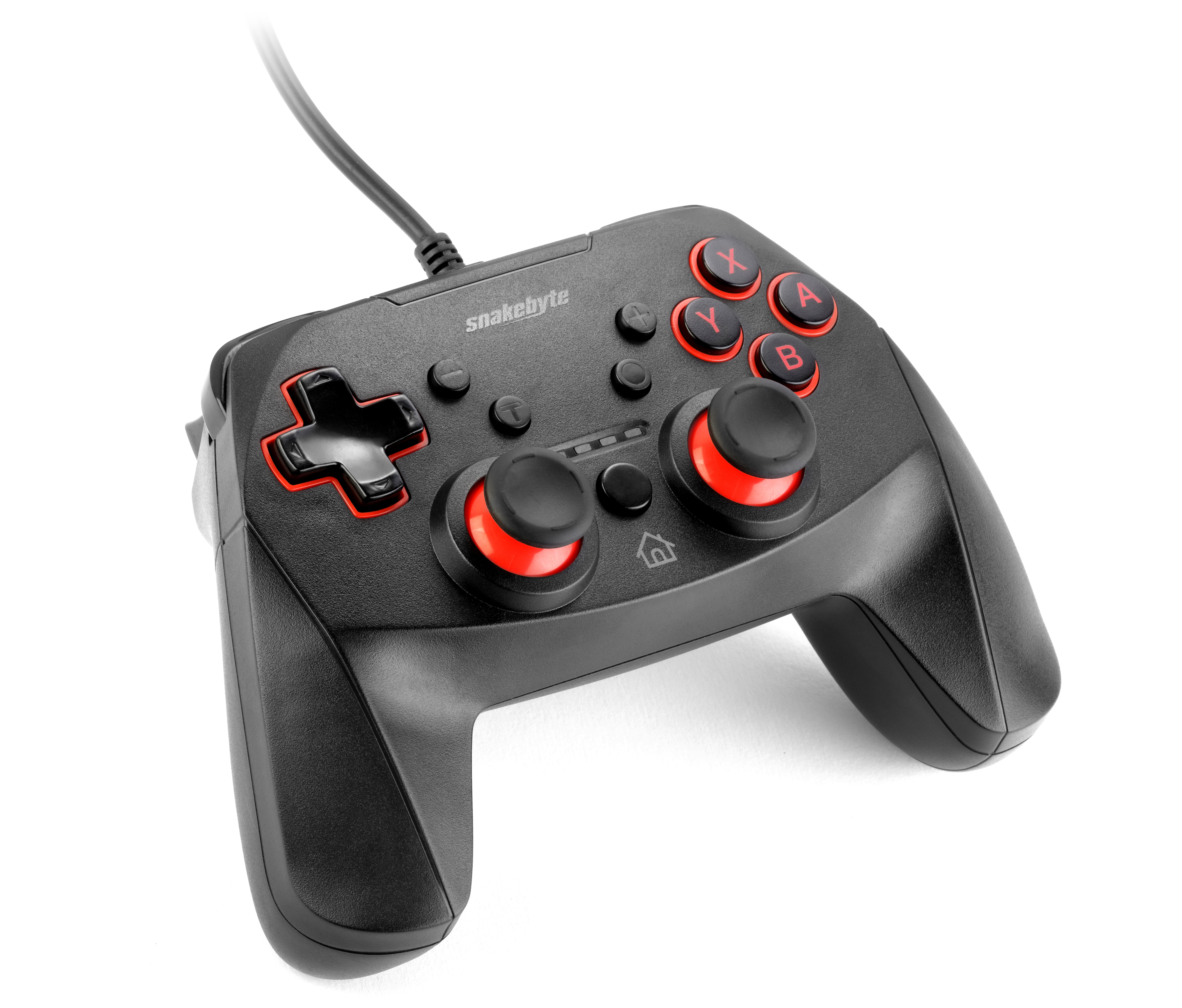 Mando de juegos negro y rojo. Cuenta con cruceta, botones y sticks analógicos.