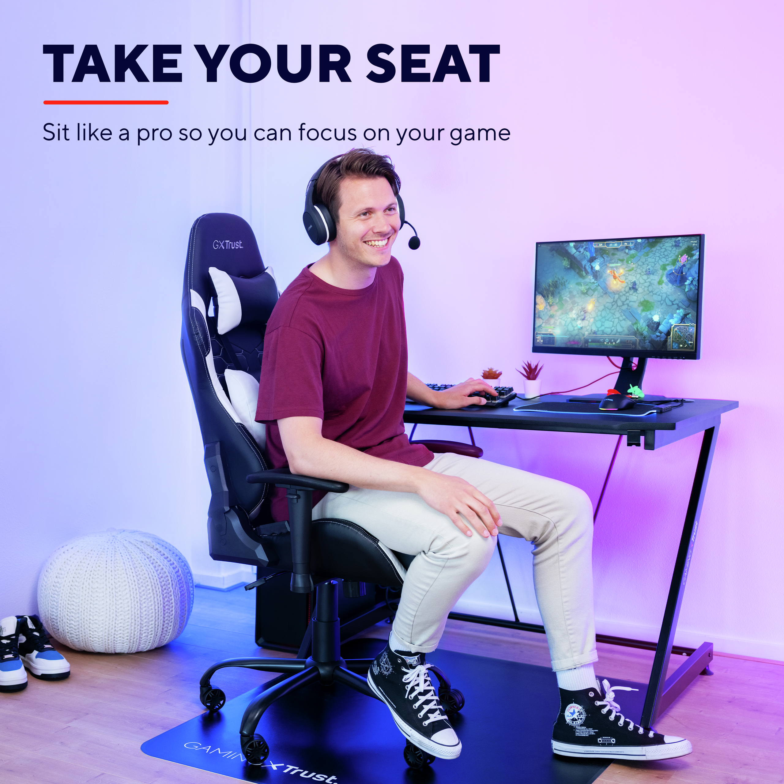 Mężczyzna ze słuchawkami i zestawem słuchawkowym siedzi przy biurku, grając w grę.