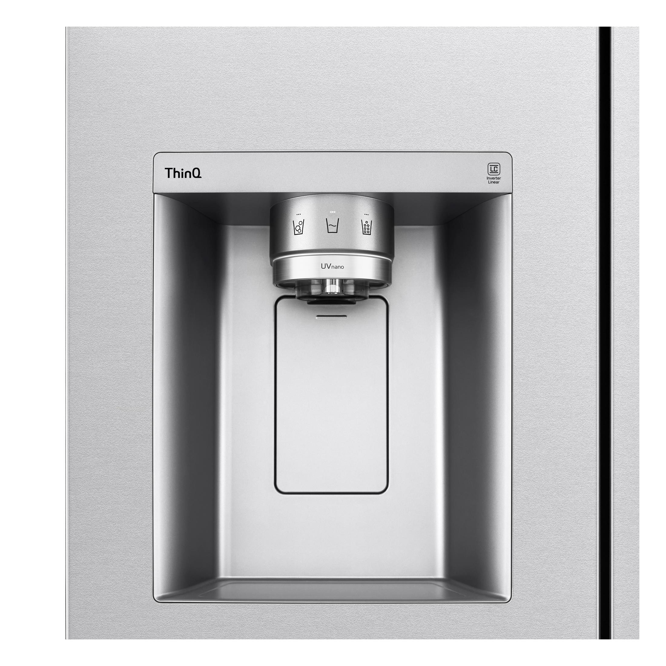 Zbliżenie dozownika wody w lodówce o eleganckim designie.