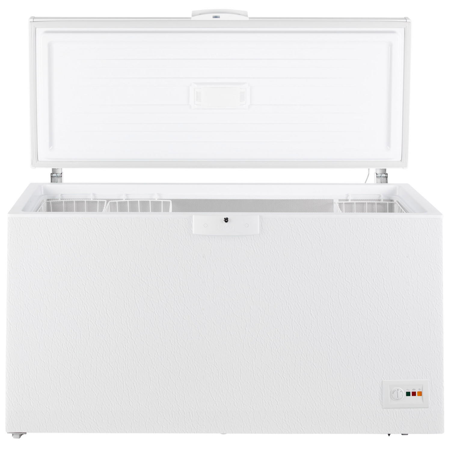Congelatore a pozzetto bianco con coperchio aperto, che rivela l'interno e i cestelli.