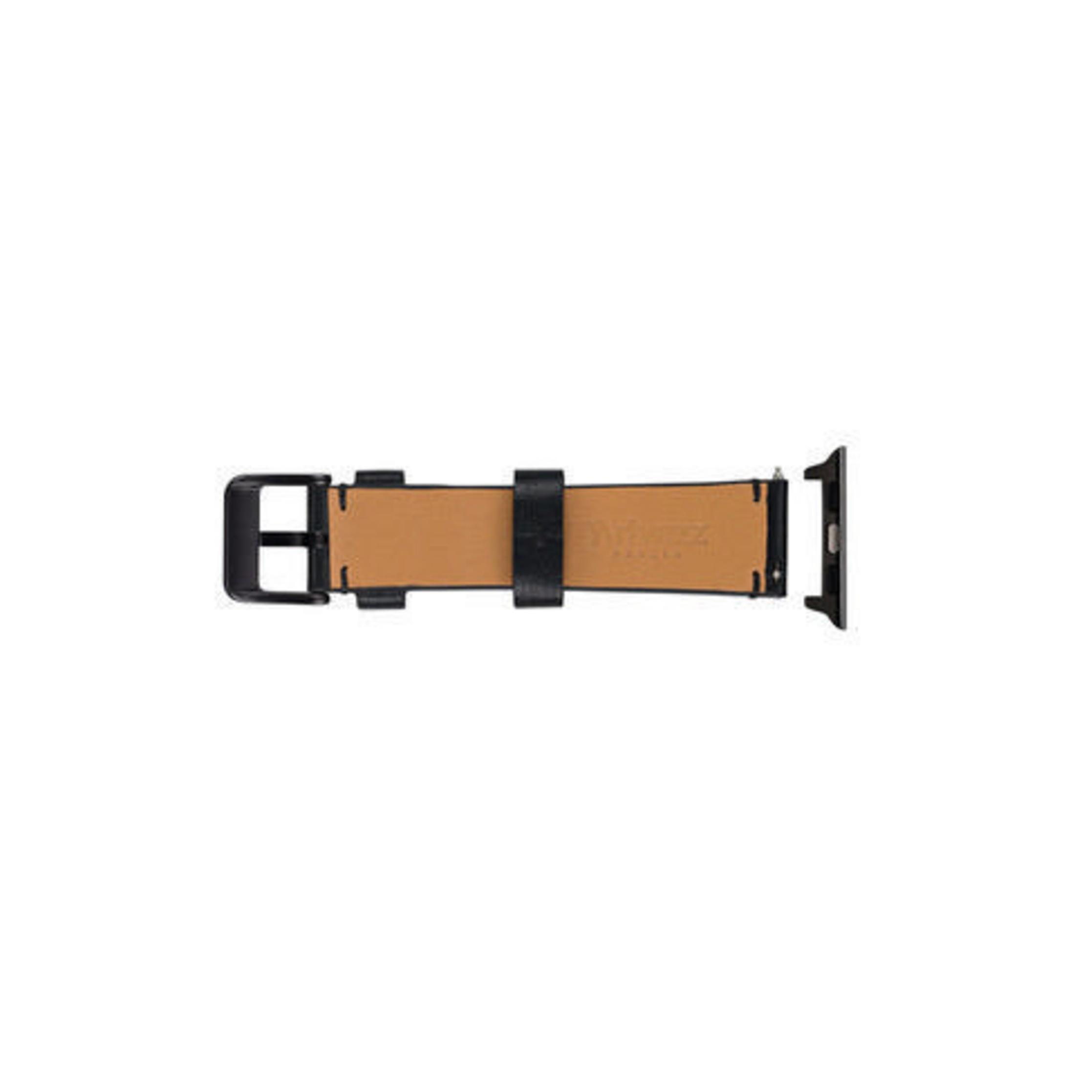 Ein hellbraunes Lederarmband mit schwarzer Hardware. Auf weißem Hintergrund platziert, mit weißem Hintergrund.