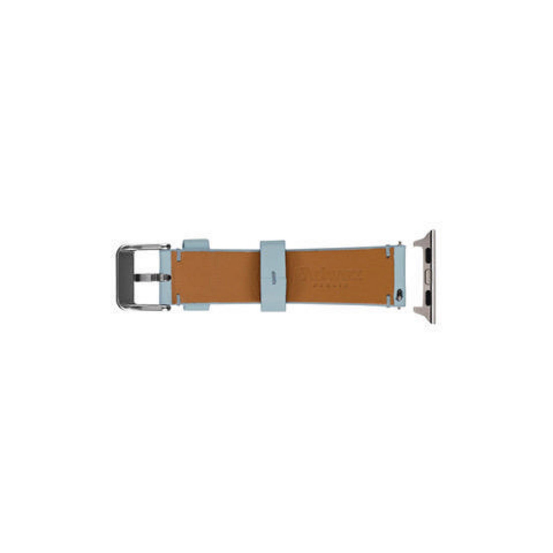 Hellblaues und braunes Apple Watch Armband mit silberner Schnalle und Stecker.