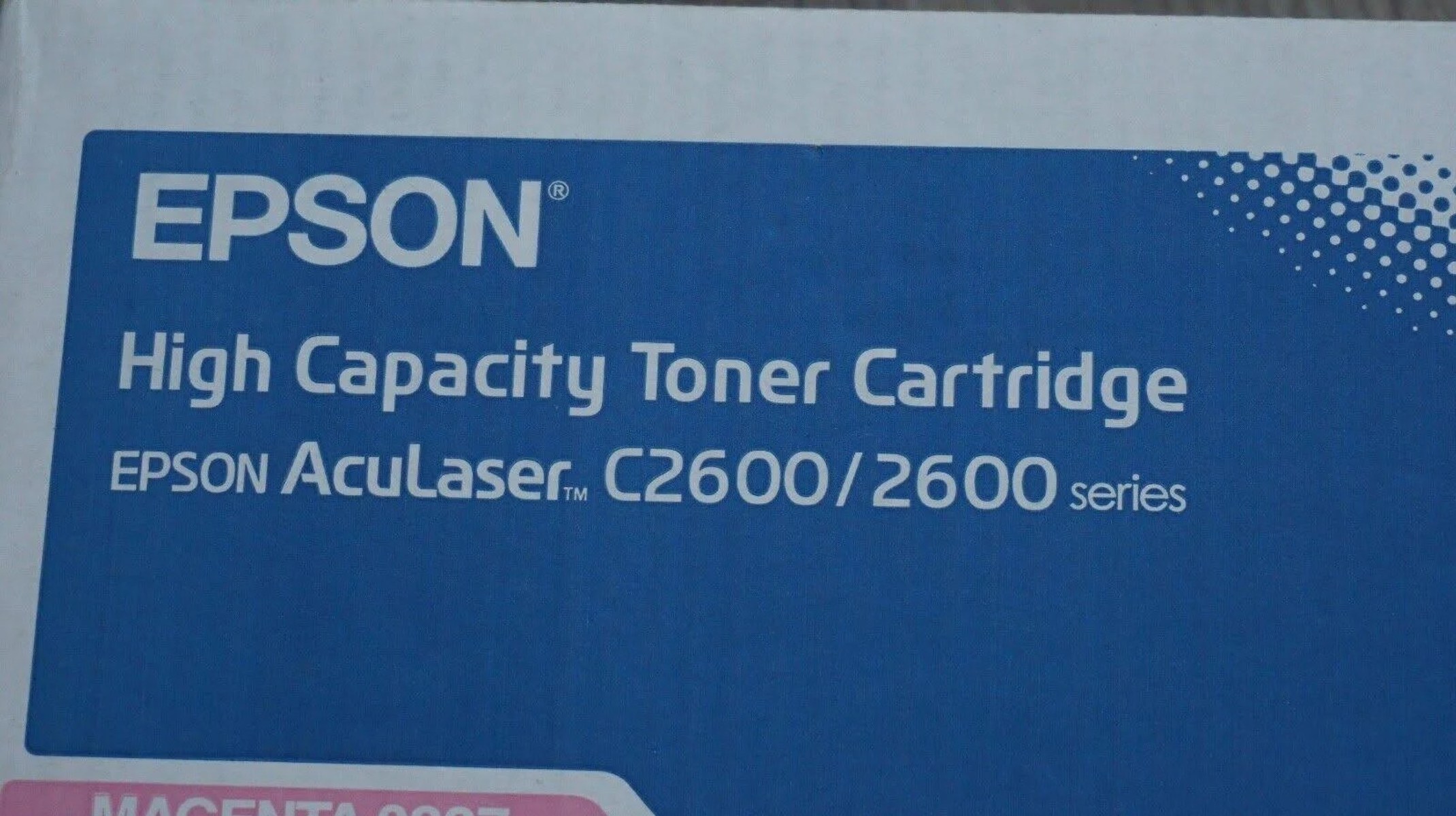Una scatola blu e bianca con stampato "EPSON" e "High Capacity Toner Cartridge".