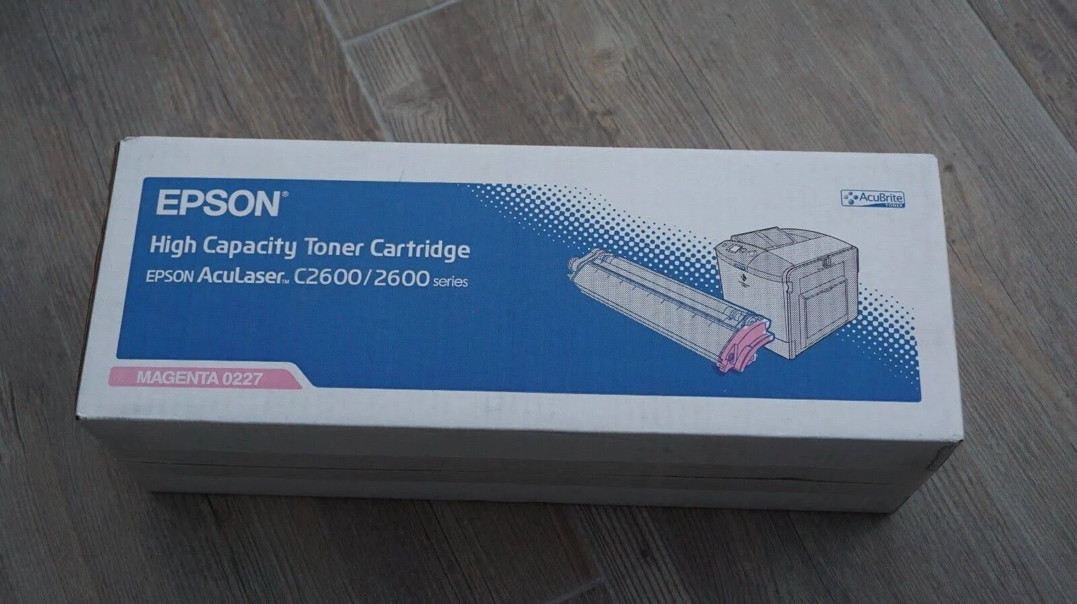 Una scatola di cartucce toner ad alta capacità Epson bianca e blu per stampanti Epson Aculaser C2600/2600 series.