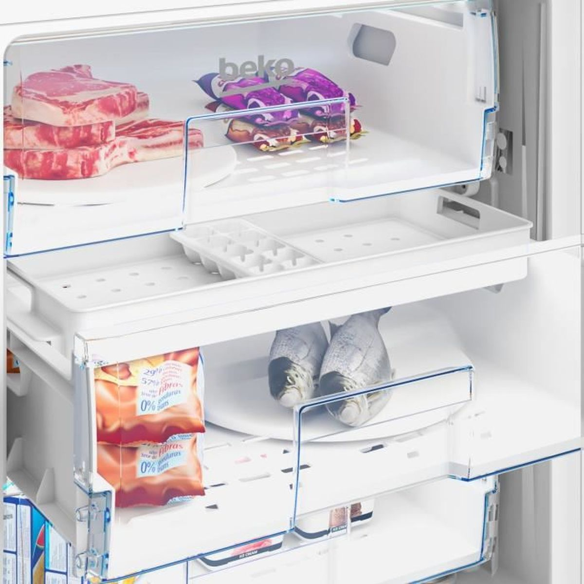 Wnętrze lodówki z półkami. Widoczne mięso, pakowana żywność, ryby i kostki lodu.