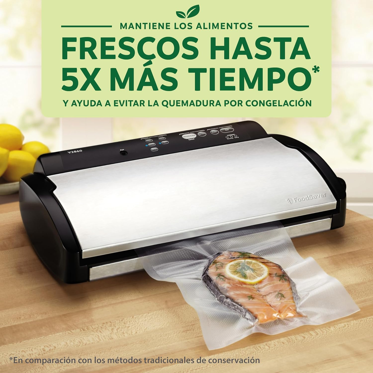 Sigillatrice sottovuoto FoodSaver con un filetto di salmone. La macchina è su una superficie di legno.