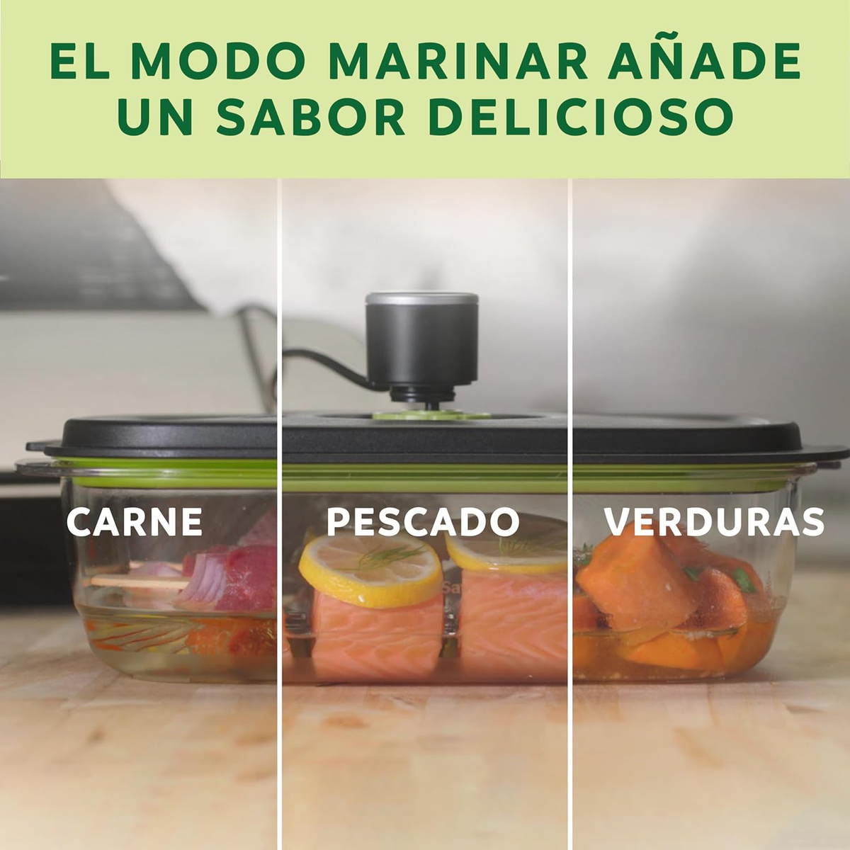Tre contenitori trasparenti con ingredienti: carne, pesce e verdure, sotto una macchina per marinare.