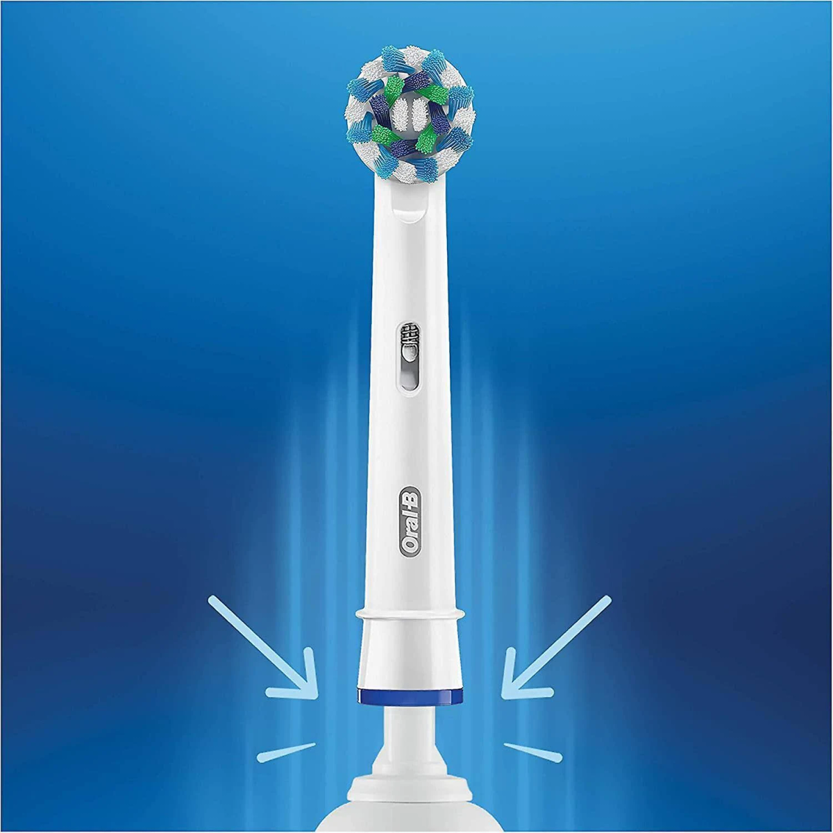 Primo piano di una testina per spazzolino Oral-B con setole blu e bianche su sfondo blu.