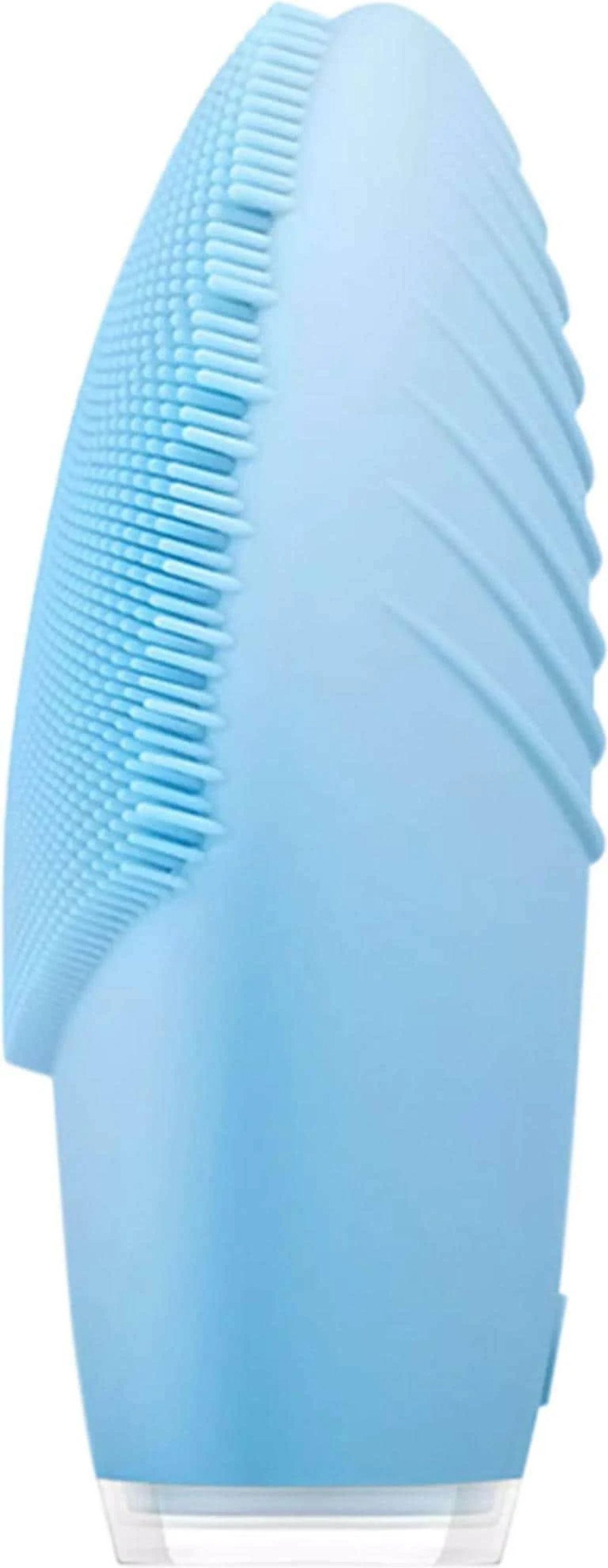 Cepillo de limpieza facial azul claro. Tiene una superficie texturizada para limpiar. Pequeño y portátil.