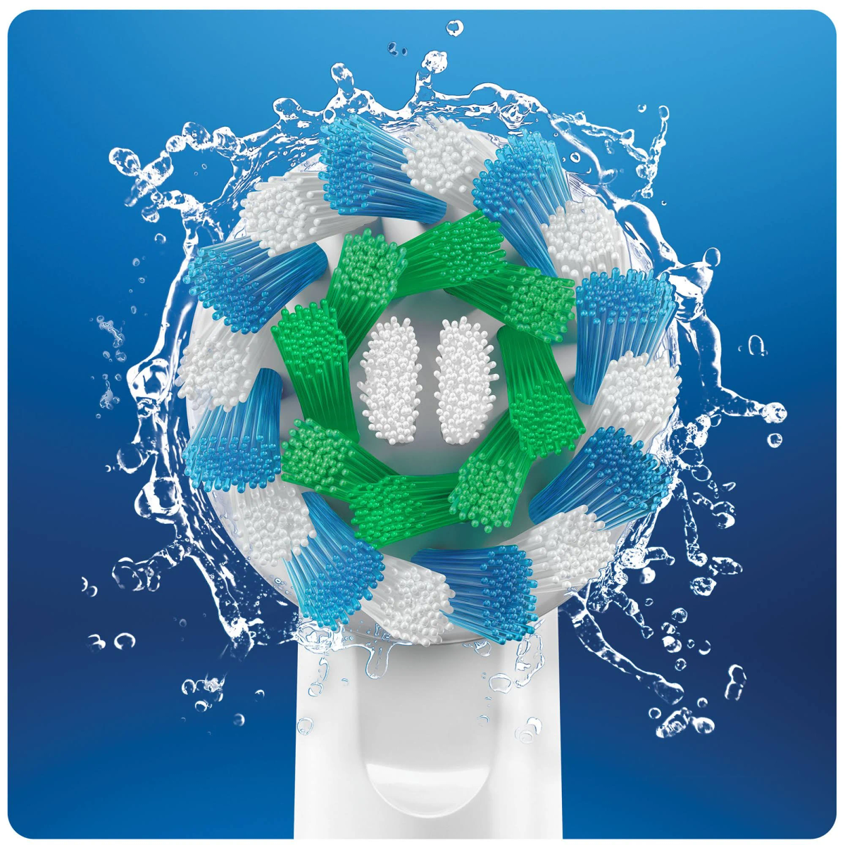 Primer plano de un cabezal de cepillo de dientes con cerdas azules, verdes y blancas.