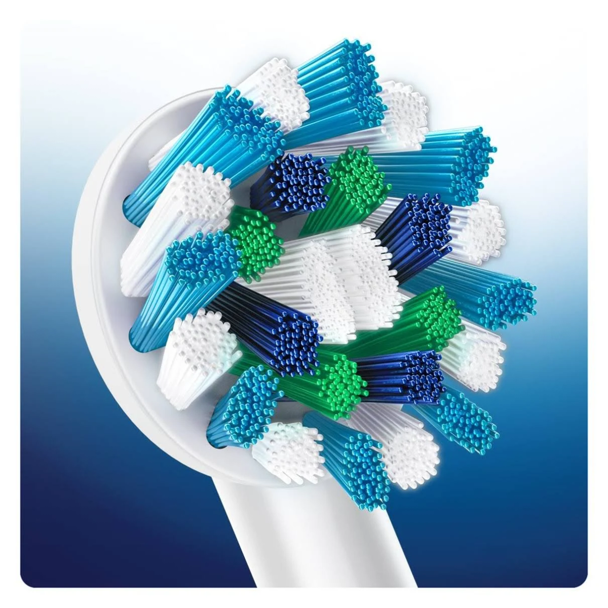 Primer plano de un cabezal de cepillo de dientes. Las cerdas son azules, verdes y blancas.