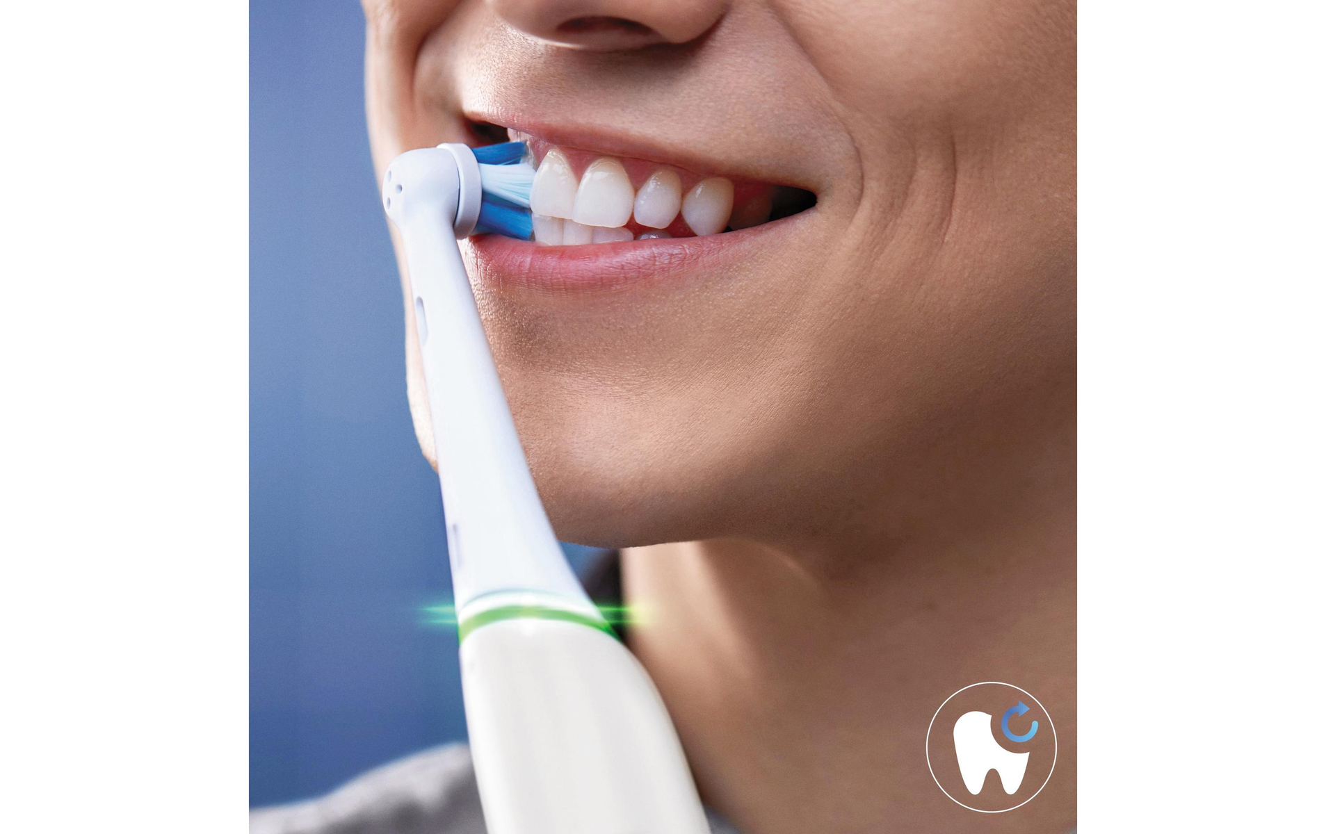 Osoba myjąca zęby szczoteczką elektryczną, zęby białe, tło niebieskie.