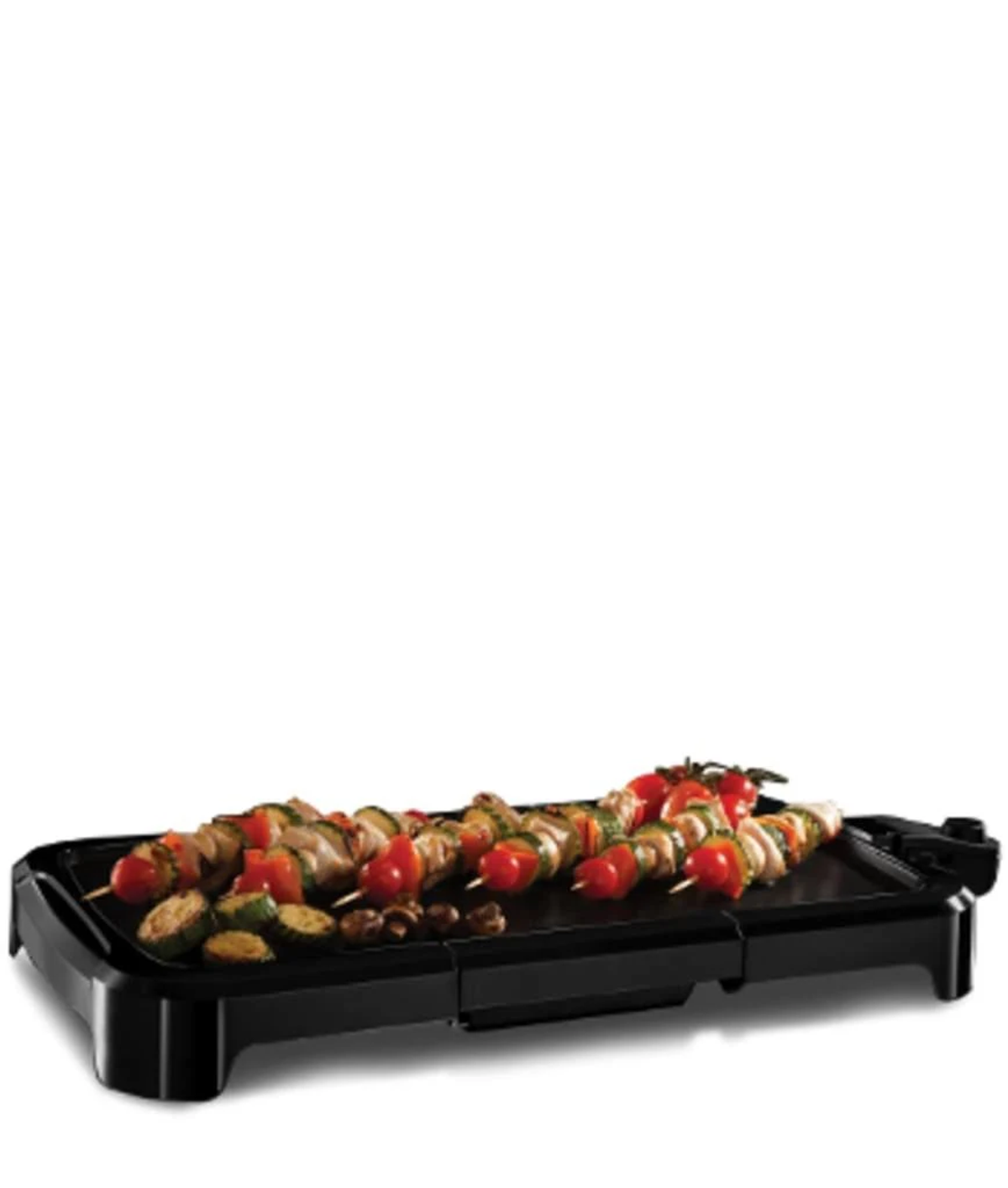 Gegrillte Kebabs auf einem schwarzen Elektrogrill, mit Gemüse.