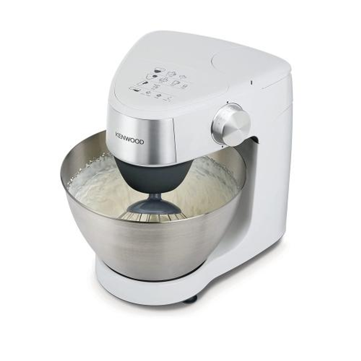Witte Kenwood-keukenmixer met mengkom gevuld met slagroom.