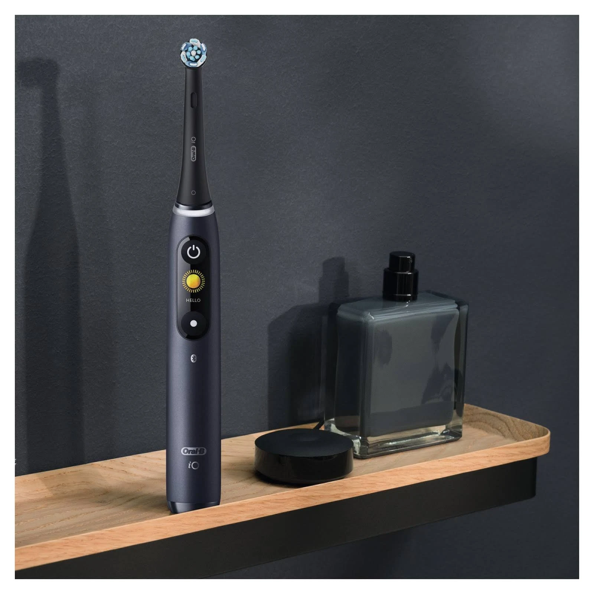 Cepillo de dientes eléctrico con base de carga. El cepillo de dientes es azul oscuro, con base negra.
