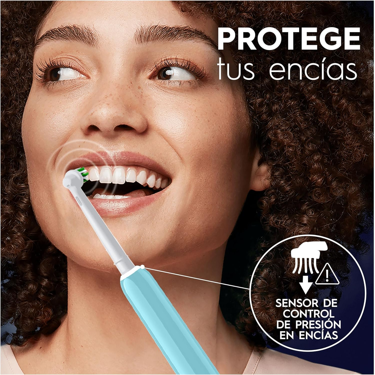 Mujer cepillándose los dientes con cepillo azul; texto en español.
