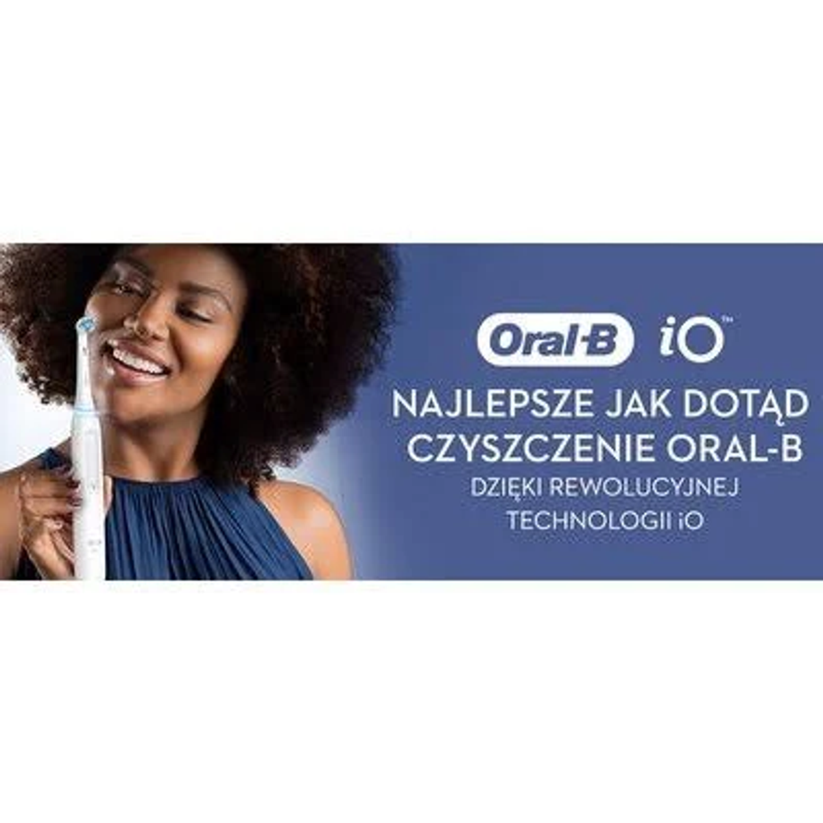 Kobieta trzymająca biało-niebieską szczoteczkę Oral-B iO, uśmiechnięta. Tekst: 'Najlepsze jak dotąd czyszczenie Oral-B'.
