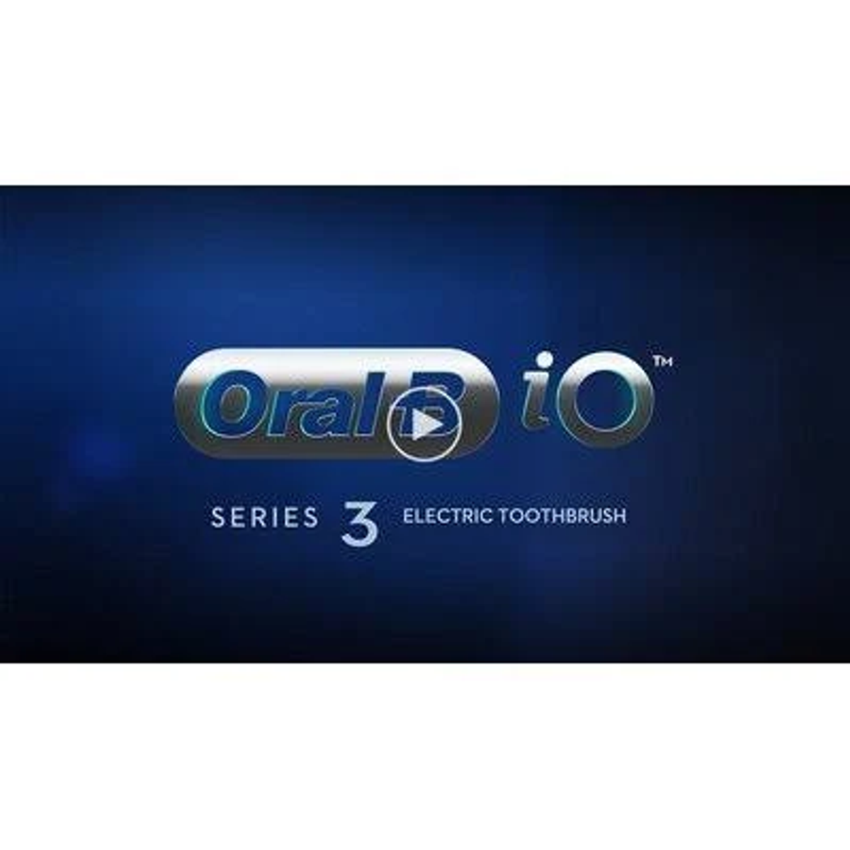 Logo szczoteczki elektrycznej Oral-B iO Series 3 z przyciskiem odtwarzania na niebieskim tle.