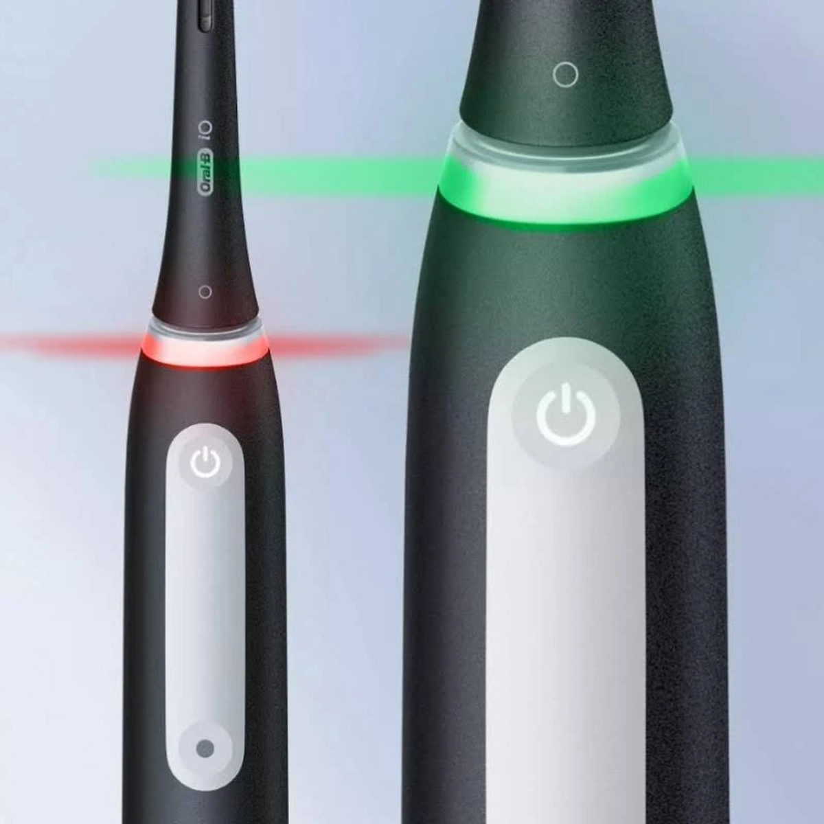 Nahaufnahme einer schwarzen elektrischen Zahnbürste, die beleuchtete rote und grüne Druckanzeigen zeigt.
