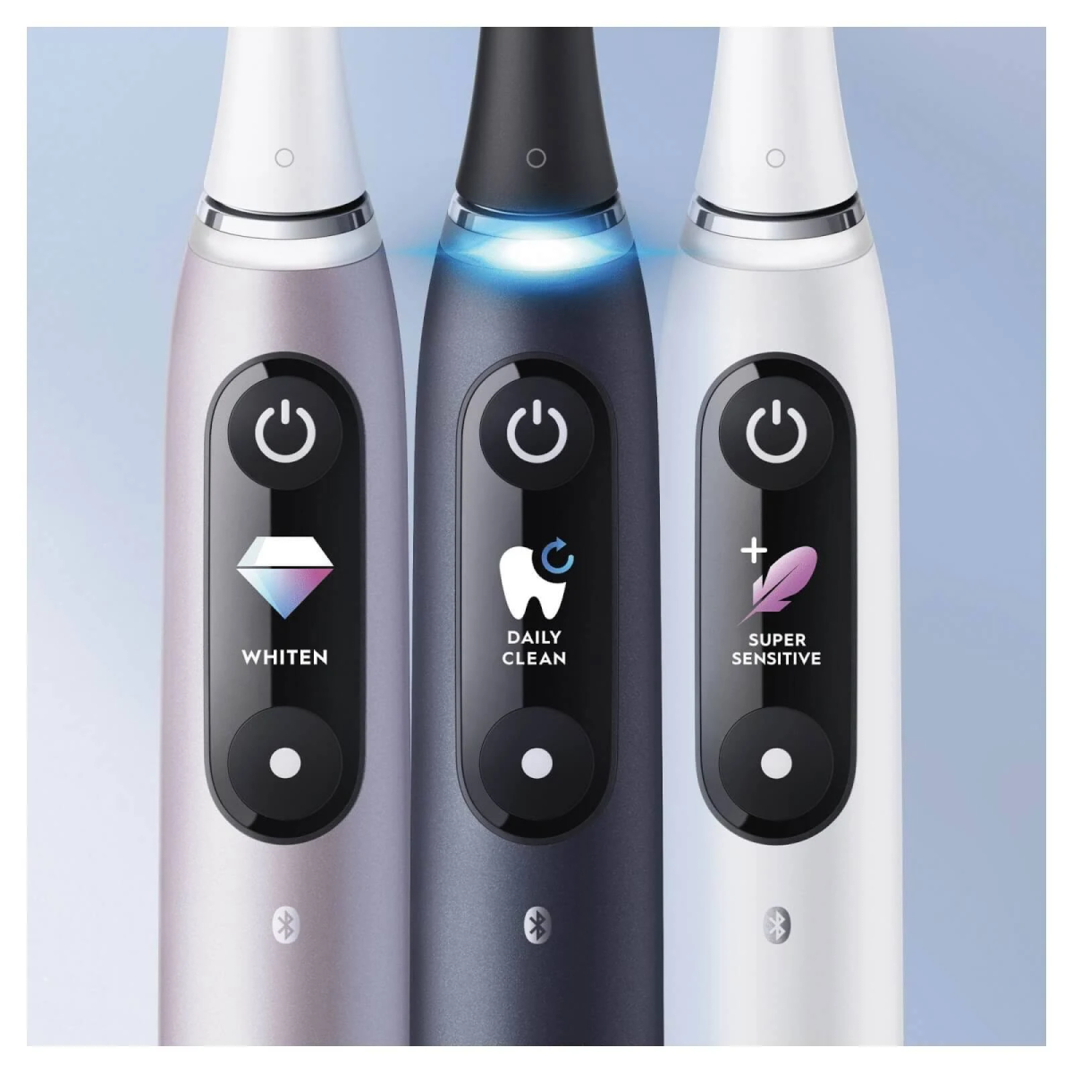 Tres cepillos de dientes eléctricos con diferentes modos de limpieza, etiquetados.