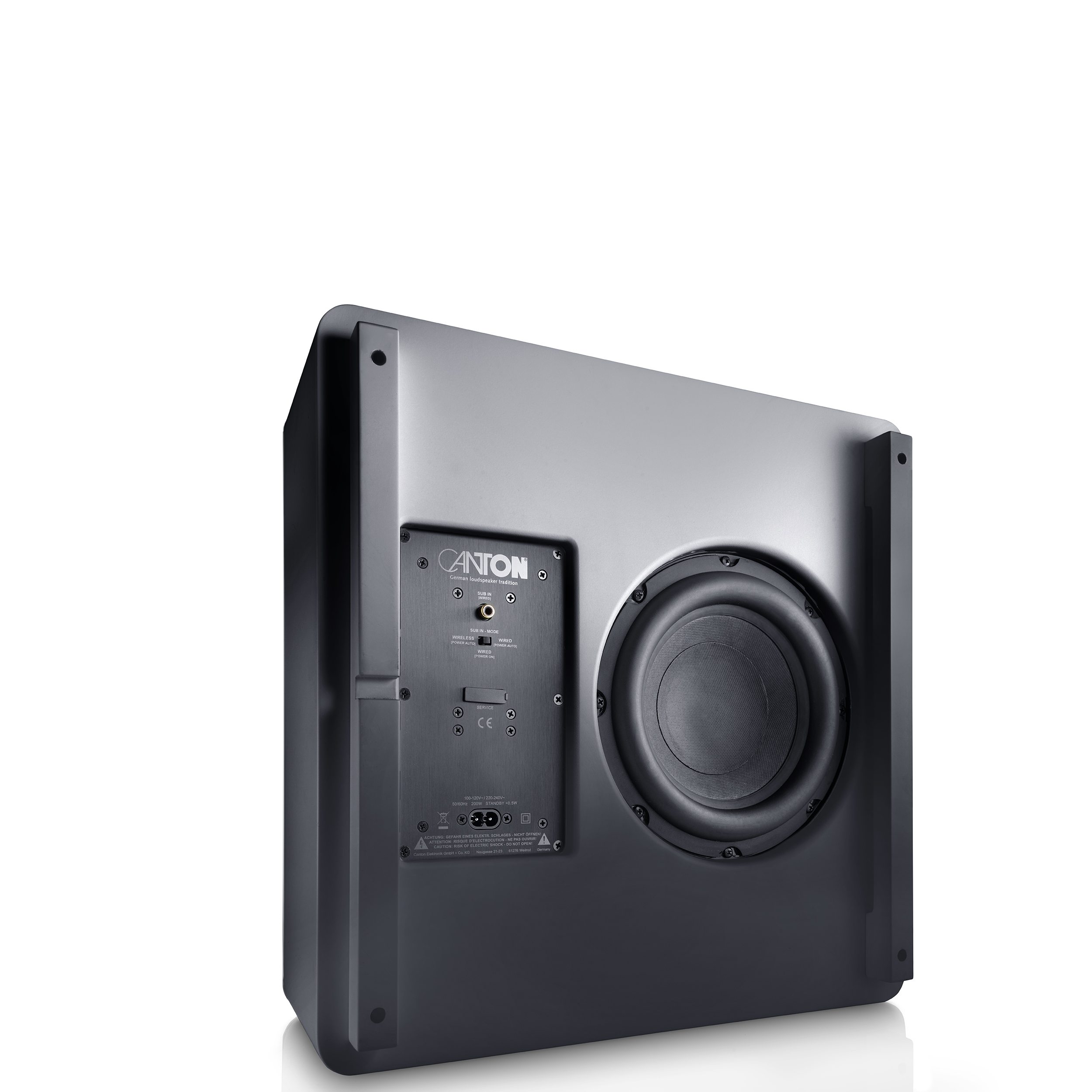 Schwarzer Canton Subwoofer. Die Rückseite des Lautsprechers ist sichtbar und zeigt Bedienelemente und Anschlüsse. Weißer Hintergrund.