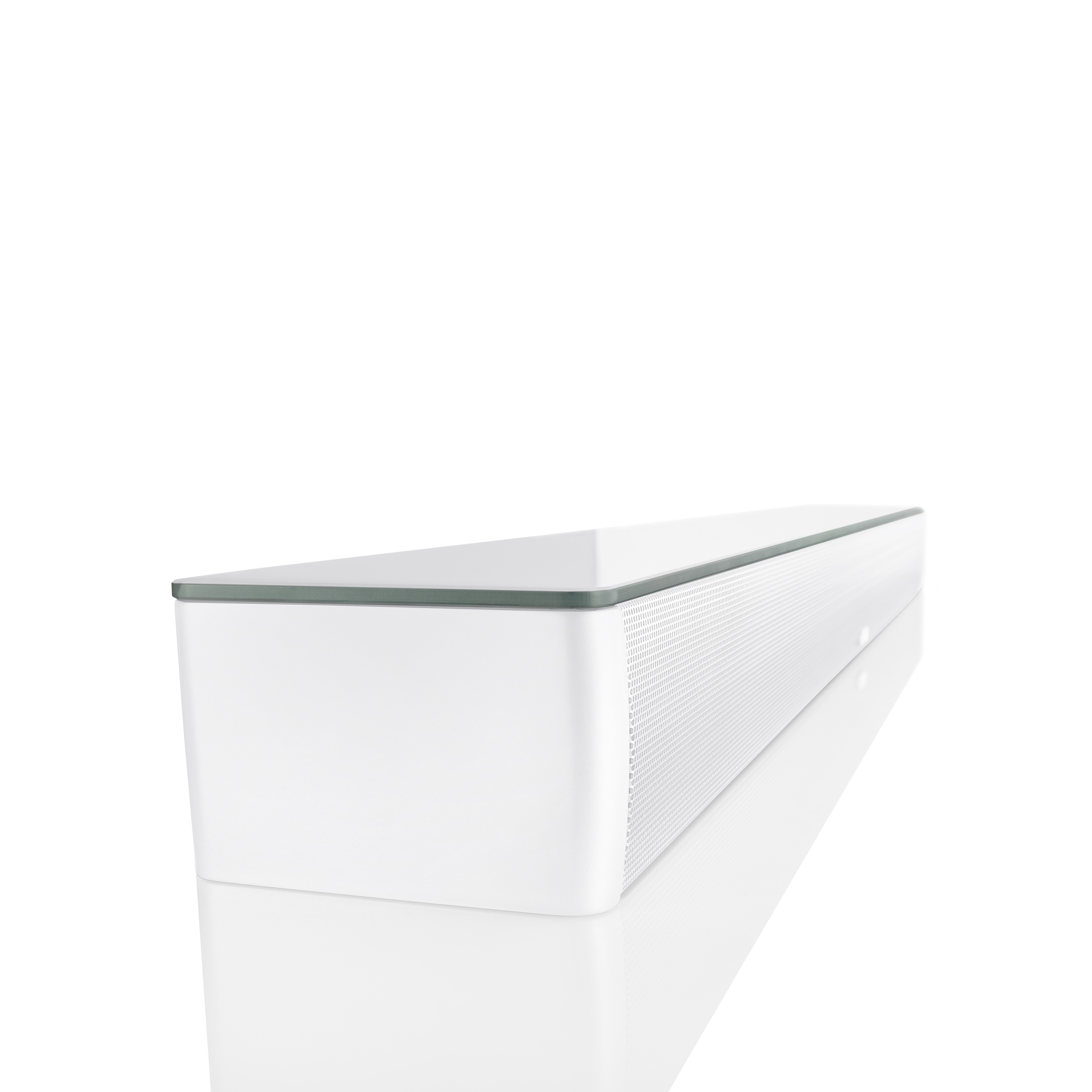 Biały soundbar z siatkowym przodem na białej powierzchni, z białym tłem.