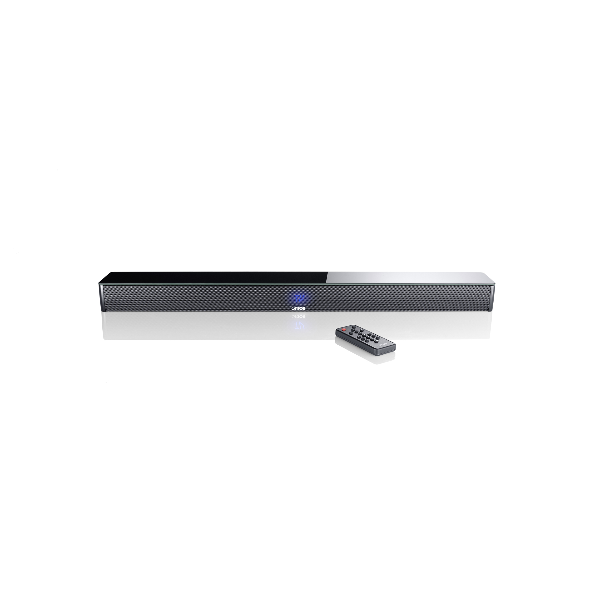 Eine lange, schwarze Soundbar mit Fernbedienung auf weißem Untergrund.