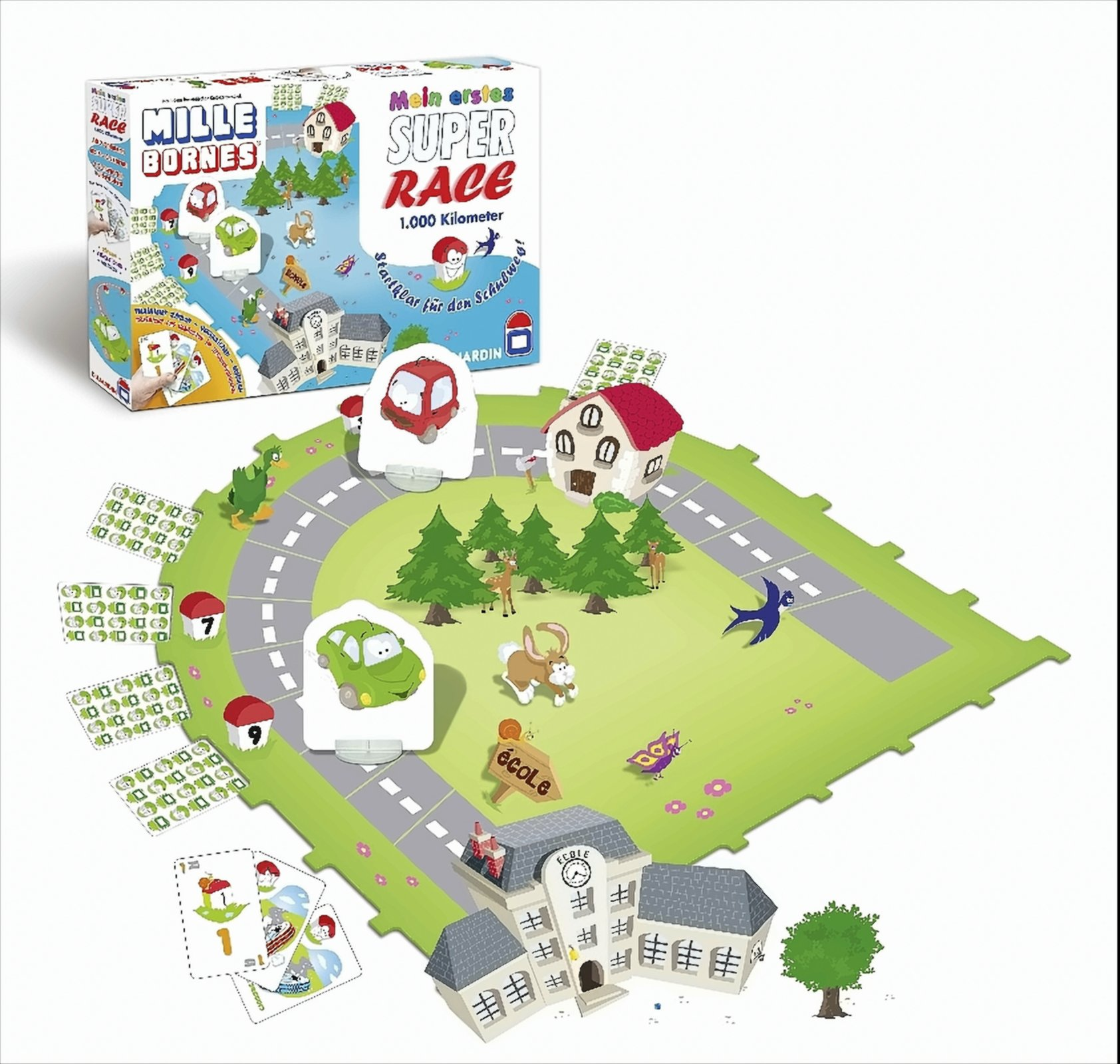 Ein Brettspiel mit Autos und Häusern. Das Spielbrett ist grün mit Straßen. Karten und eine Schachtel sind im Hintergrund.