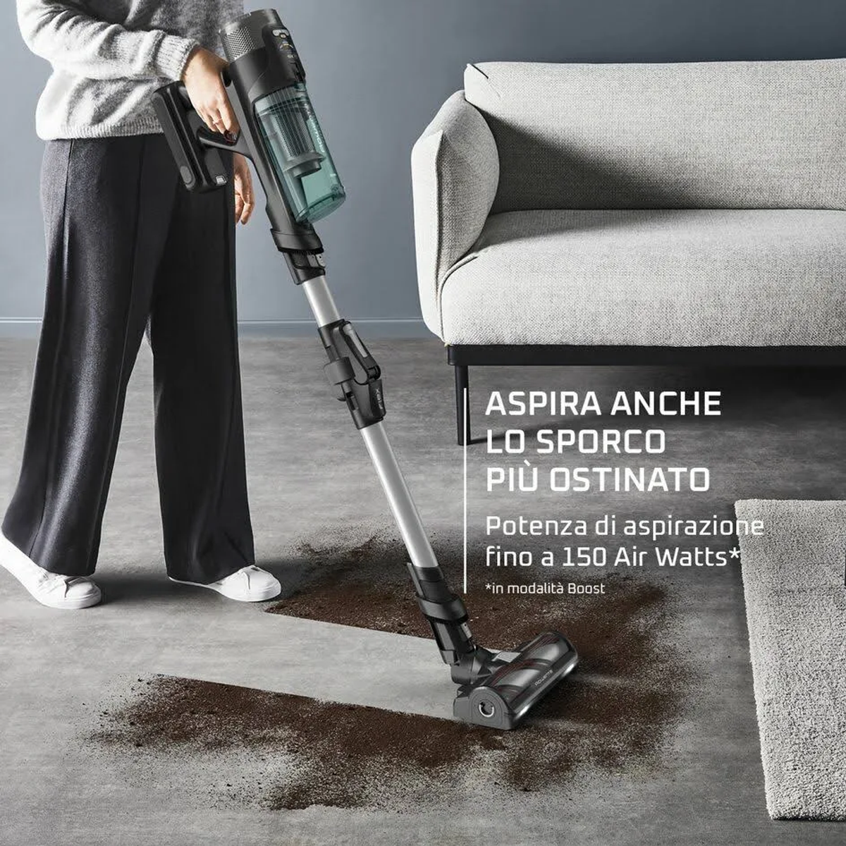 Mujer aspirando una alfombra con una aspiradora inalámbrica, texto en italiano.