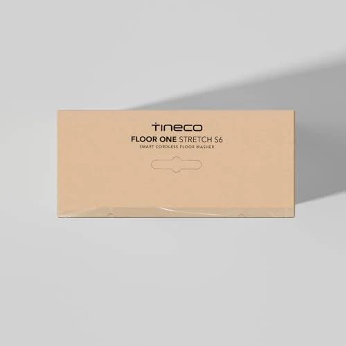 Una caja de cartón marrón para una lavadora de suelos inalámbrica inteligente Tineco Floor One Stretch S6.