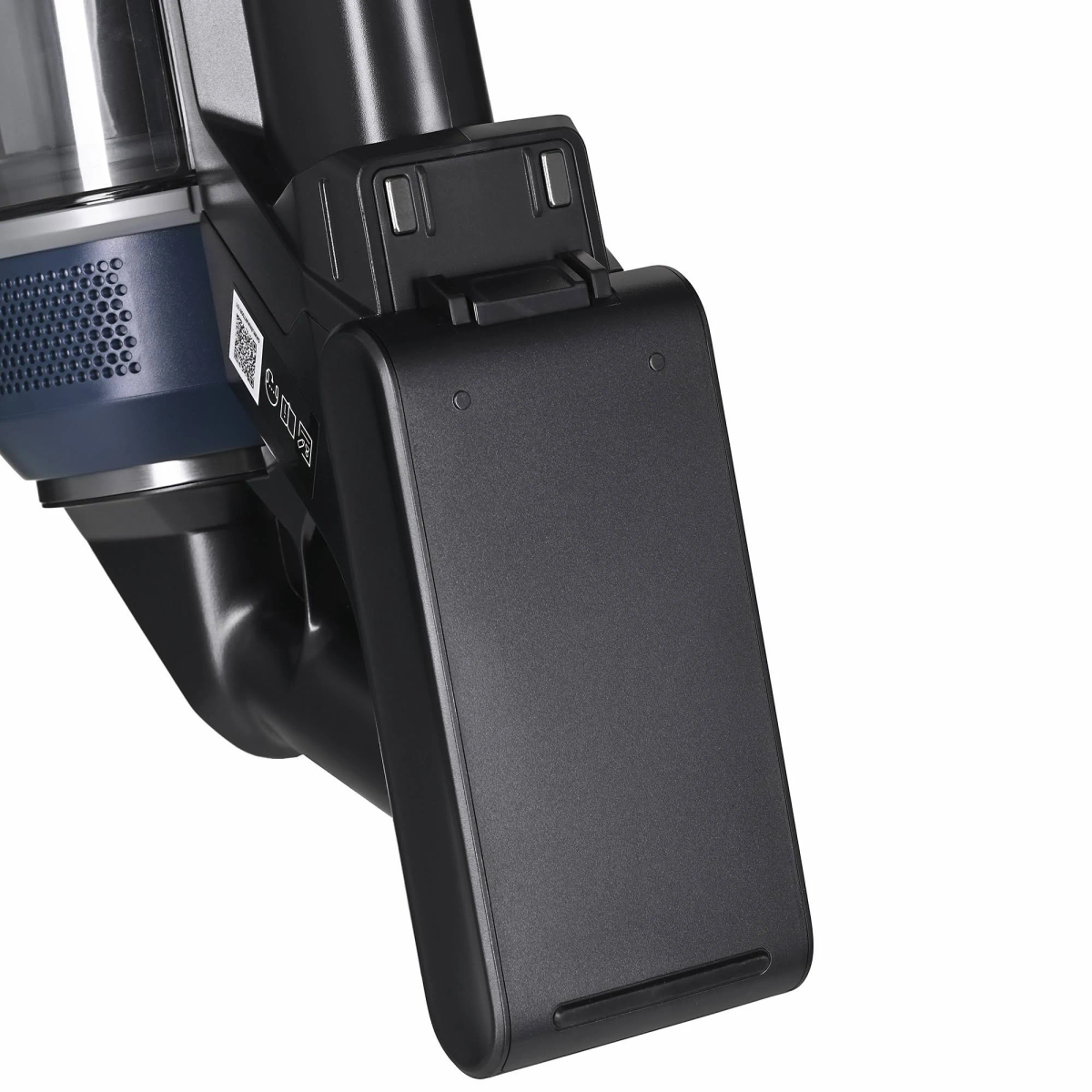 Czarny akumulator w czarnym odkurzaczu na białym tle.