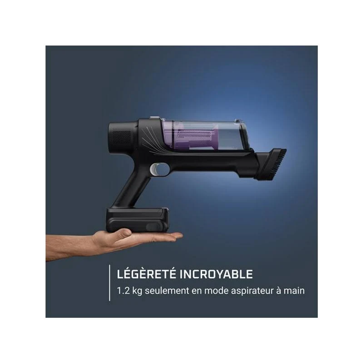 Una mano che tiene un aspirapolvere senza fili nero. Testo: 'Légèreté Incroyable' e 1,2 kg.