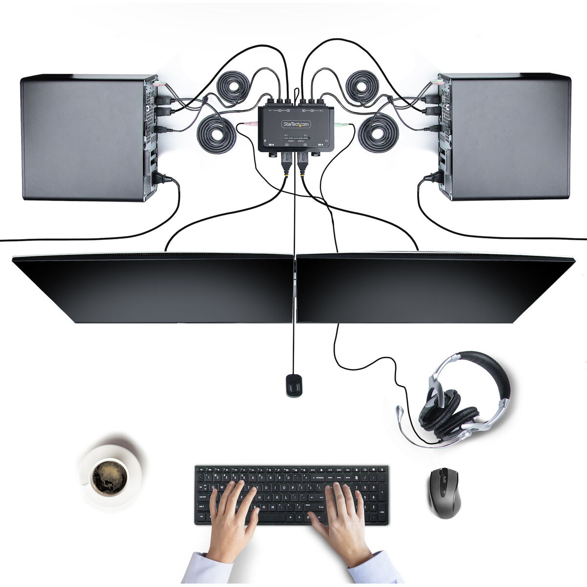 Vista dall'alto della configurazione tecnologica. Due computer, due monitor, tastiera, mouse, cuffie e caffè.
