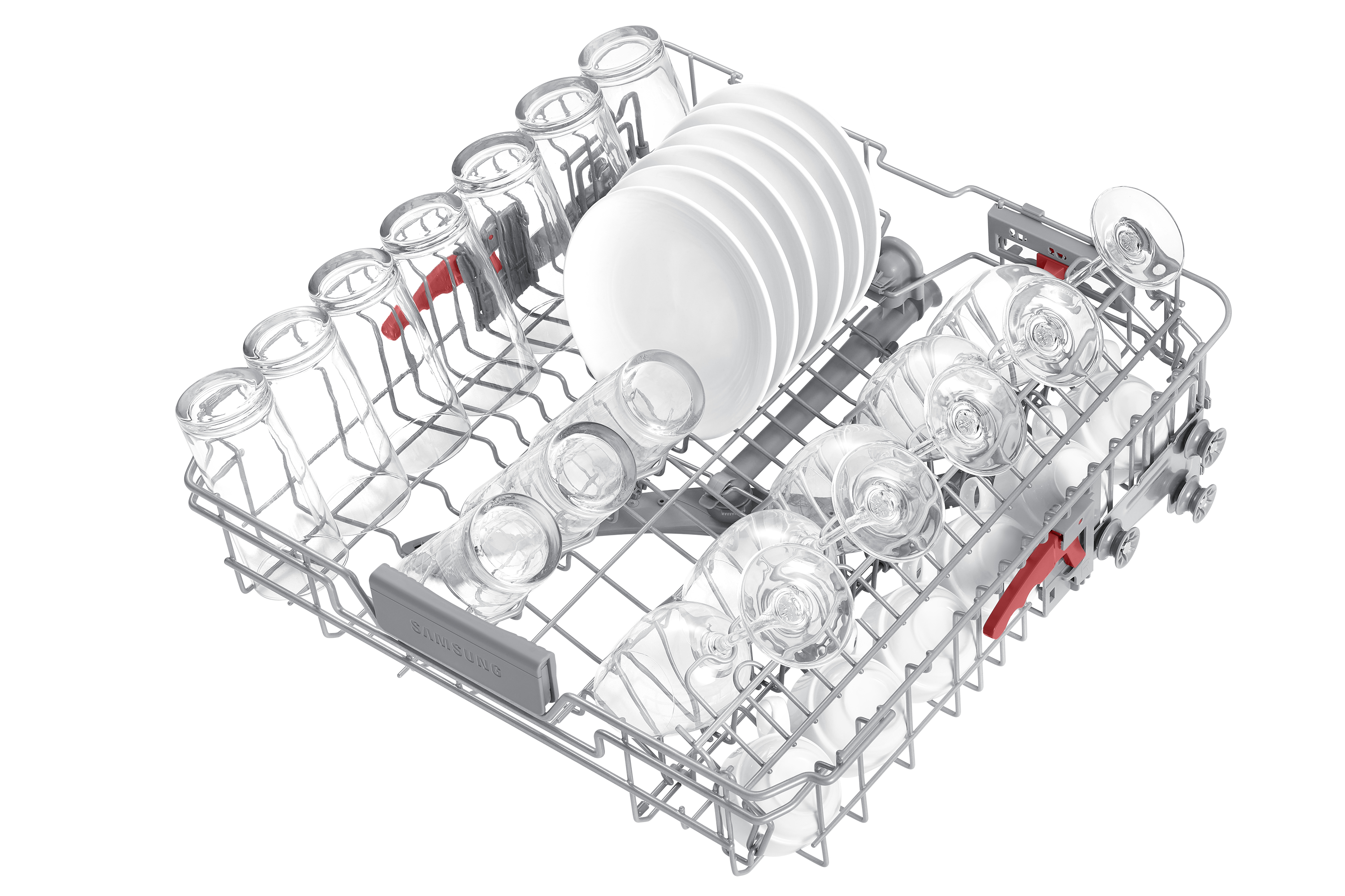 Kosz zmywarki z różnymi szklankami i talerzami, widok z góry, białe tło.