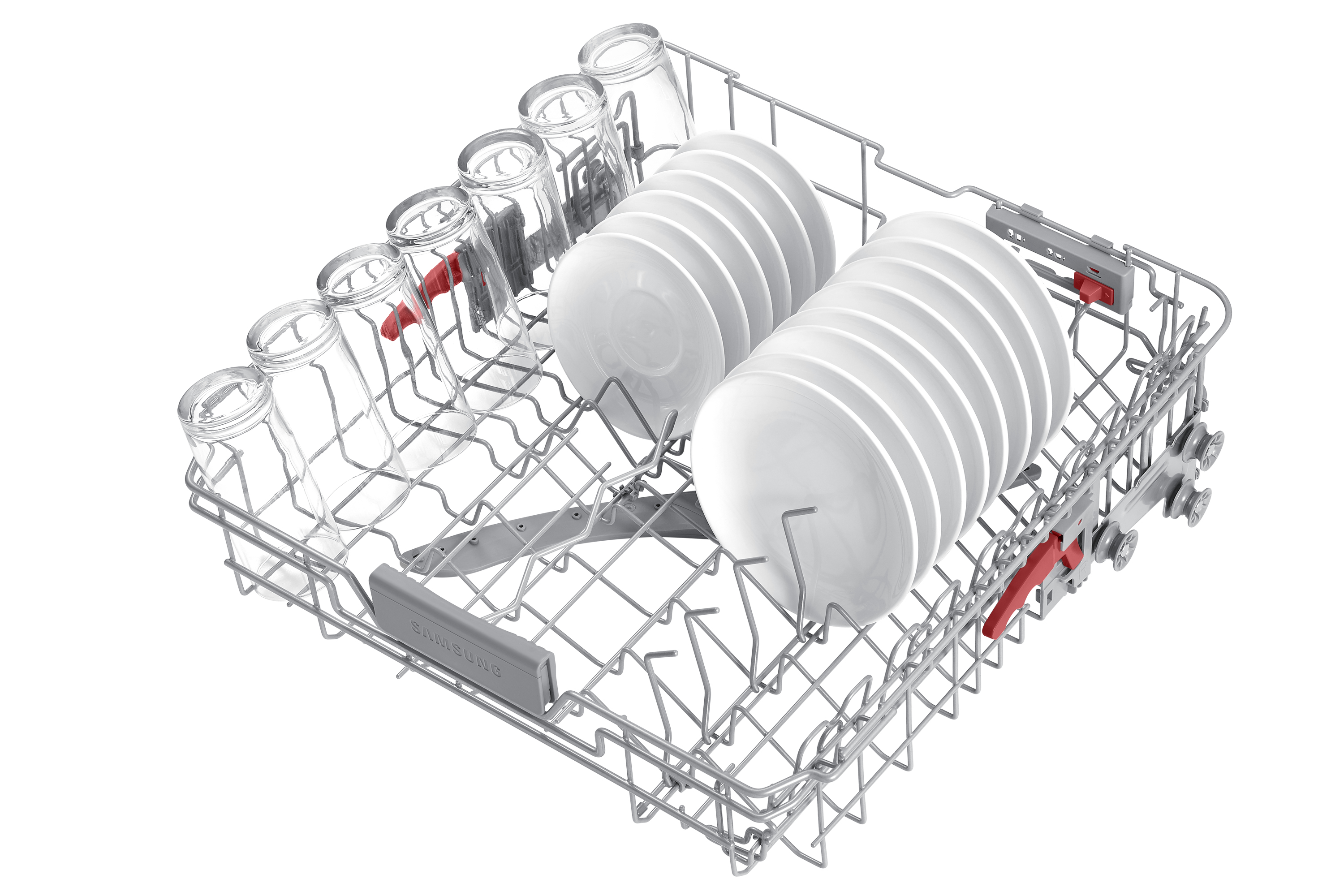Stelaż zmywarki ze szklankami i talerzami, na białym tle.