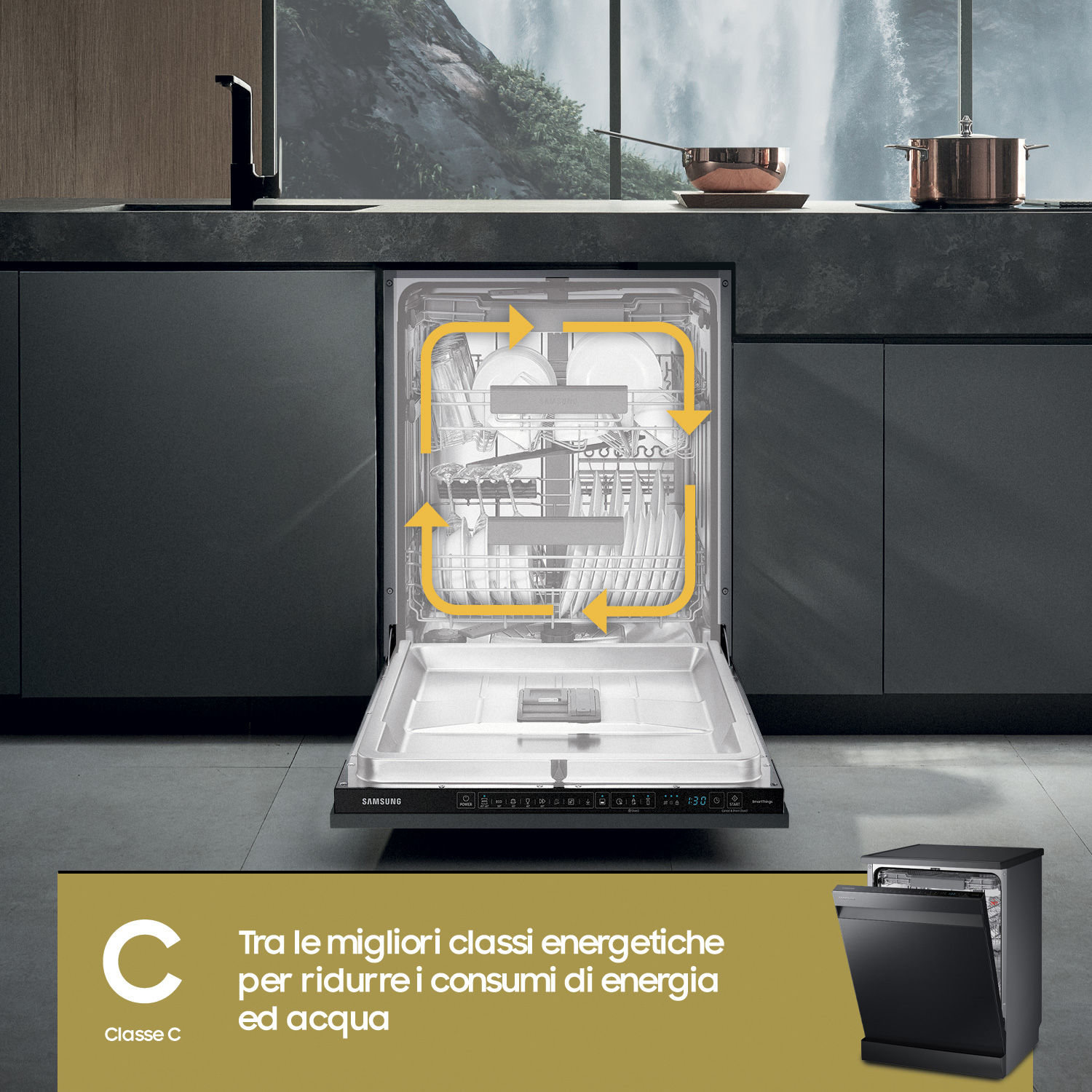 Zmywarka z otwartymi drzwiami, pokazująca naczynia, etykieta energetyczna C i mniejszy obraz urządzenia.