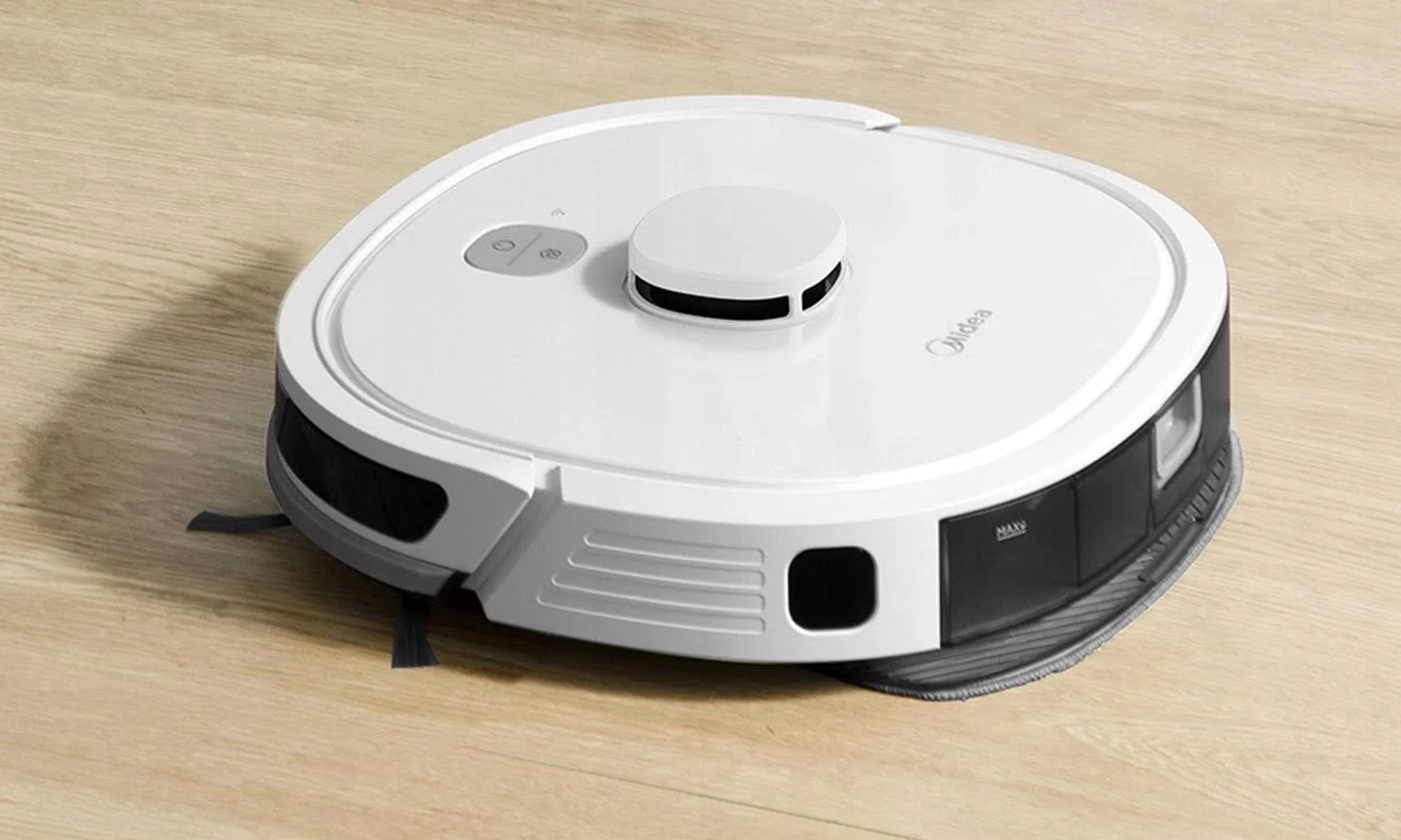 Biały robotyczny odkurzacz na drewnianej podłodze. Jest okrągły i ma czarną podstawę.