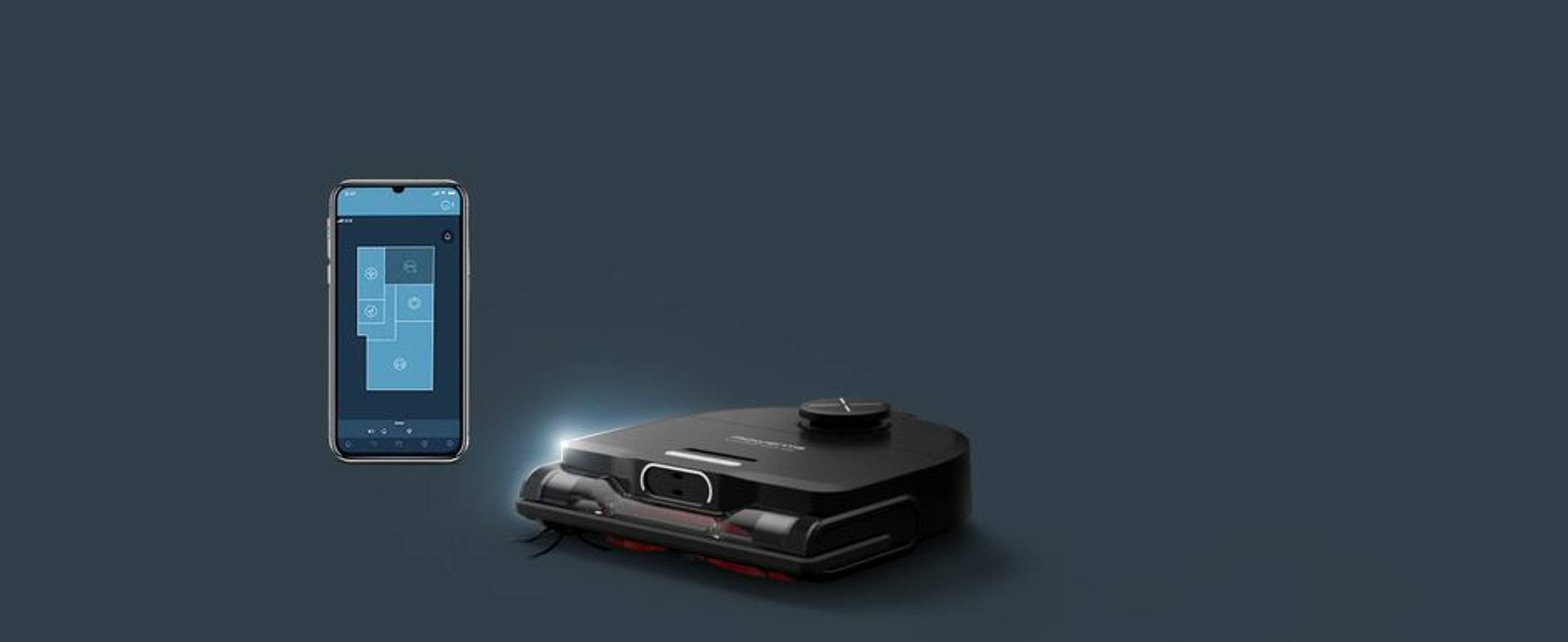 Aspirapolvere robot e un telefono. Il telefono mostra l'app di controllo. L'aspirapolvere è nero.