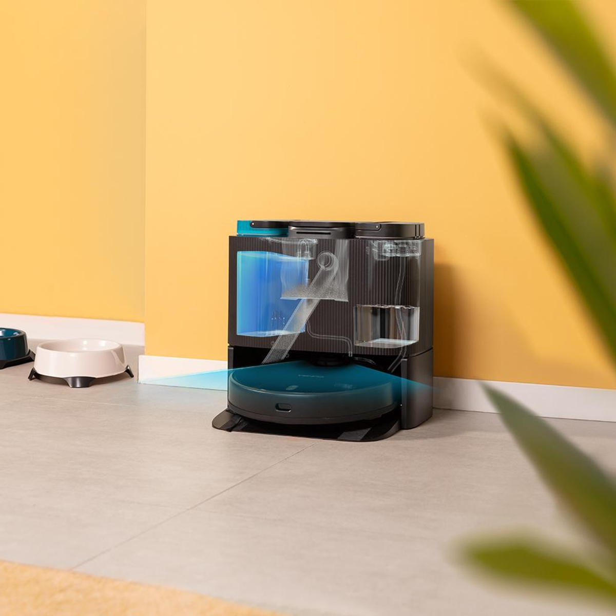 Un robot aspirapolvere grigio scuro su sfondo bianco, un primo piano.