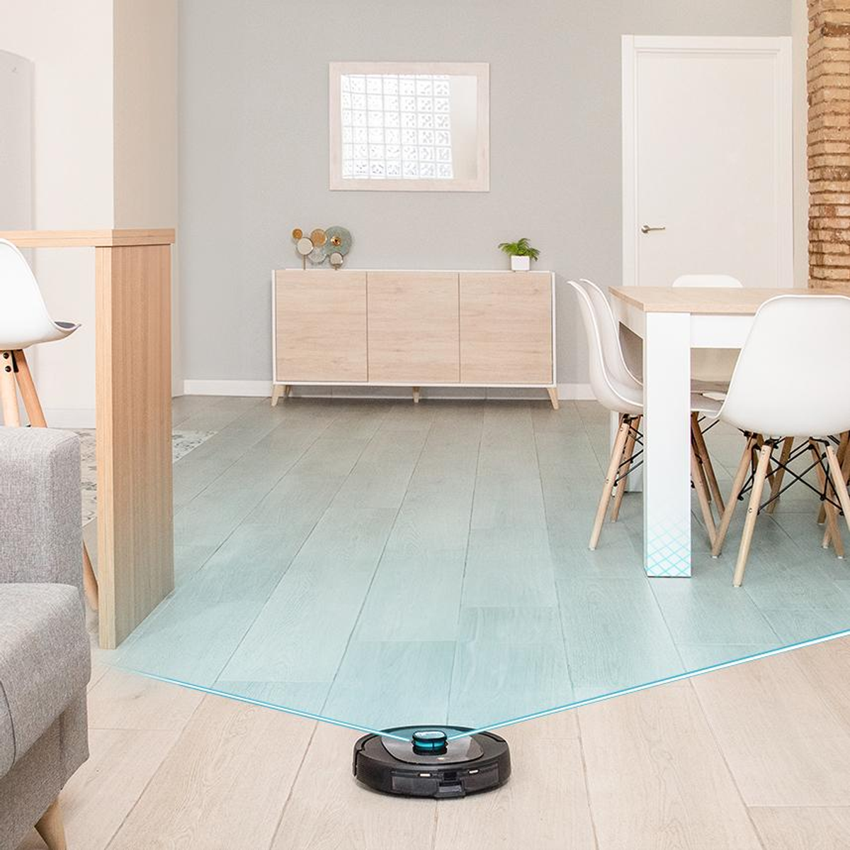 Robot aspirapolvere che pulisce una stanza. Mostra il percorso e i mobili circostanti.