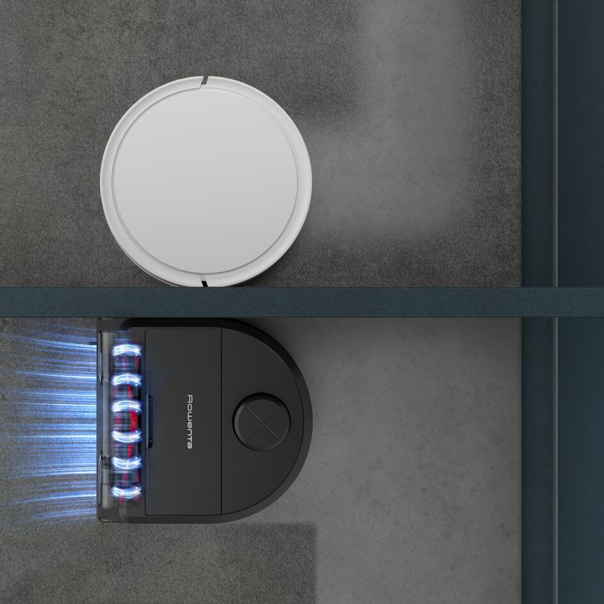 Roboter-Staubsauger und Reiniger auf zwei Ebenen, einer oben und einer unten.