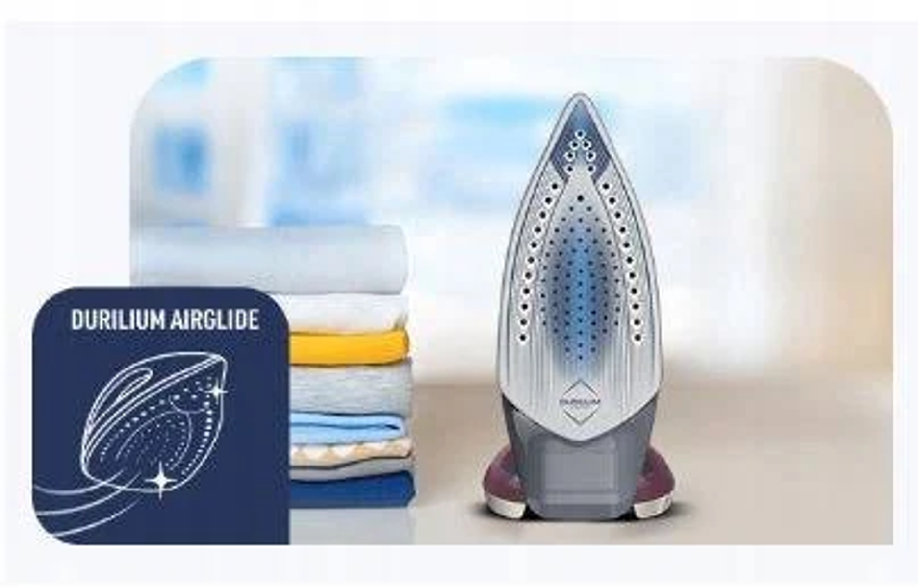 Deska do prasowania z żelazkiem i złożonymi ubraniami obok. Kolory niebieski i biały.