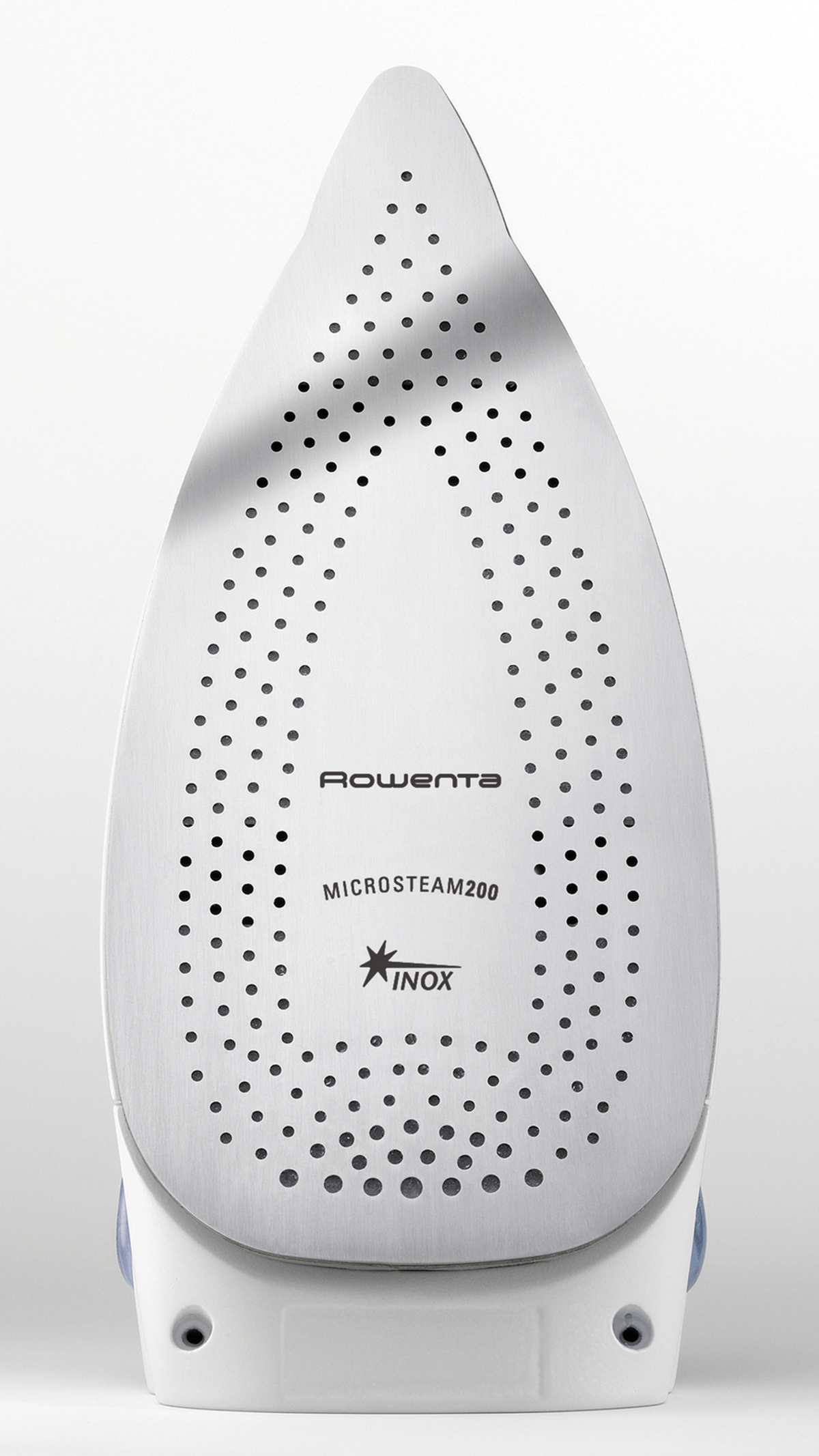 Primo piano della parte inferiore di un ferro da stiro Rowenta che mostra la piastra Microsteam200.