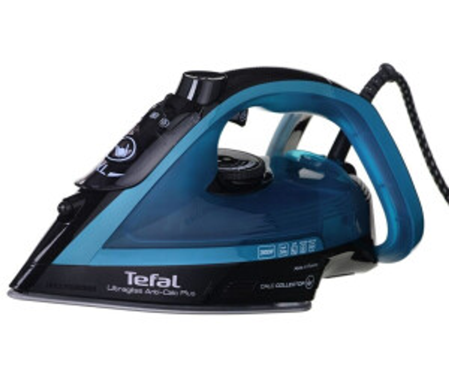 Ferro da stiro Tefal nero e blu. Vista angolata che mostra l'impugnatura e il serbatoio dell'acqua. Sfondo bianco.
